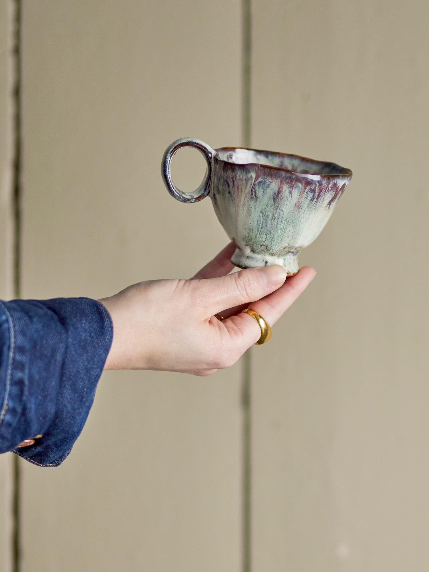 Die Imogen Tasse von Bloomingville aus grauem Steingut besticht durch ihr stilvolles Design und ist ideal für Heissgetränke.