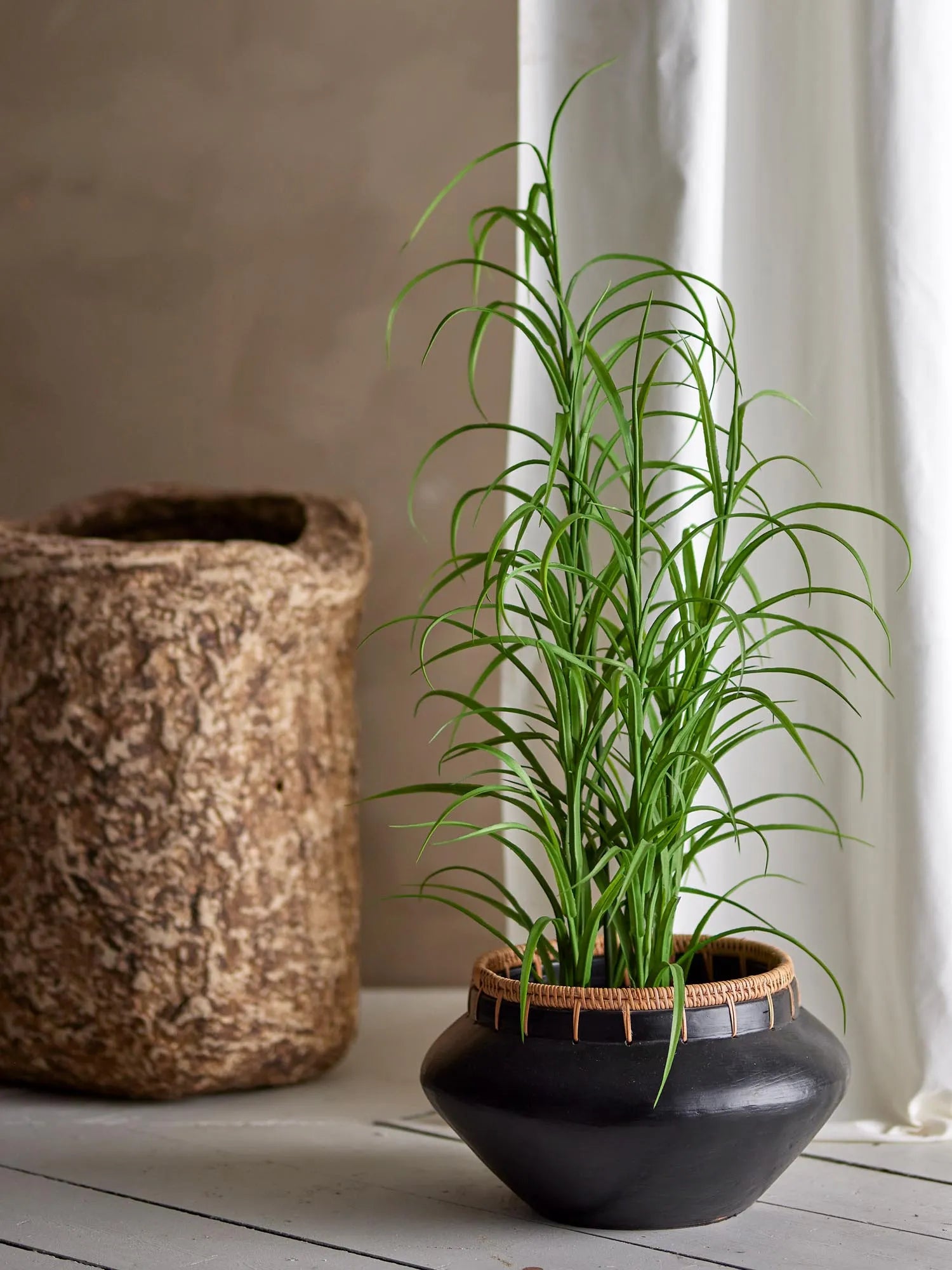 Die Bloomingville Grass Künstliche Pflanze bringt frisches Grün in Ihr Zuhause, pflegeleicht und stilvoll in jedem Raum.