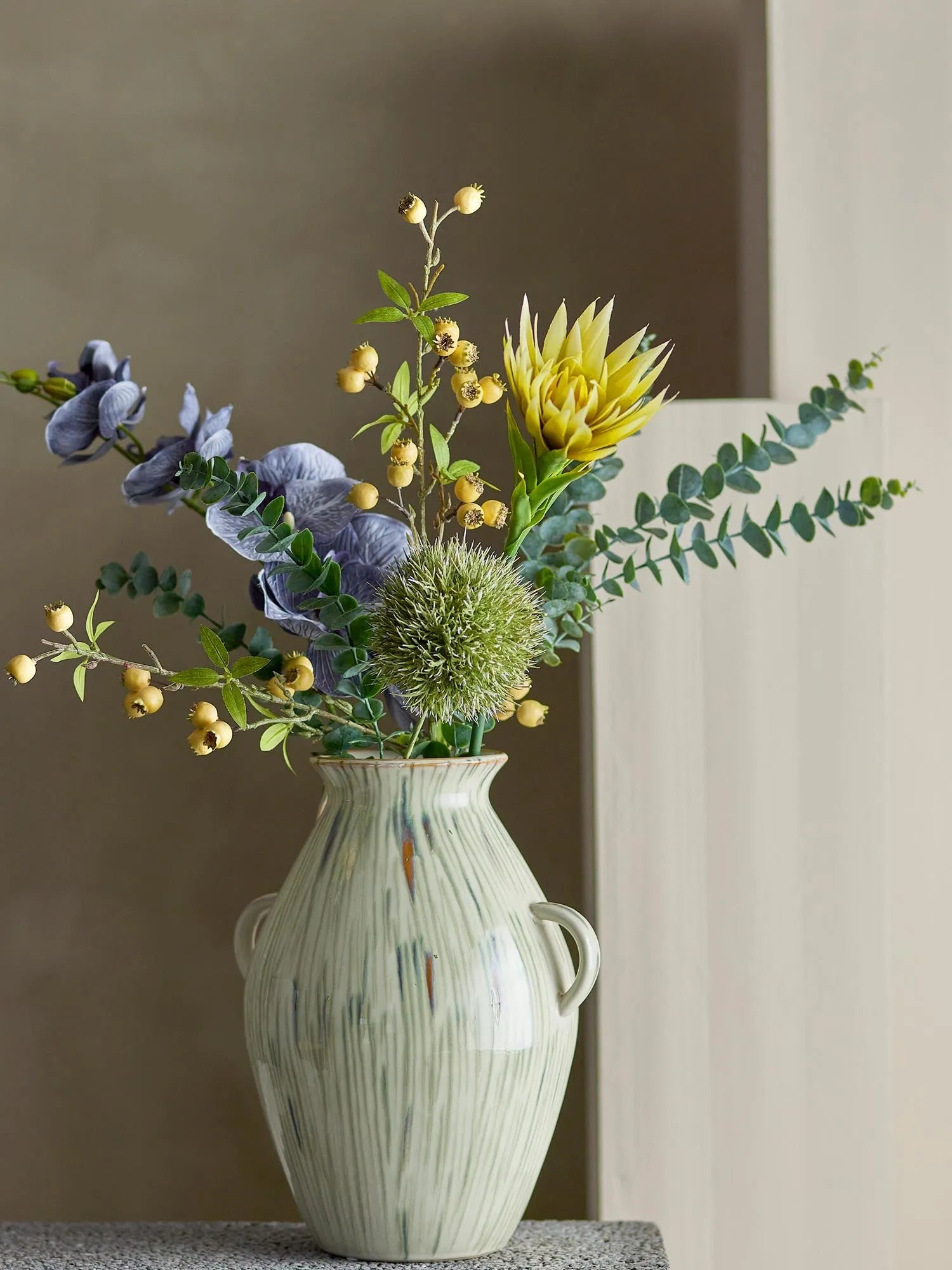 Künstlicher Eucalyptus-Stiel in Grün von Bloomingville, ideal für Dekorationen, langlebig und pflegeleicht, naturgetreu gestaltet.