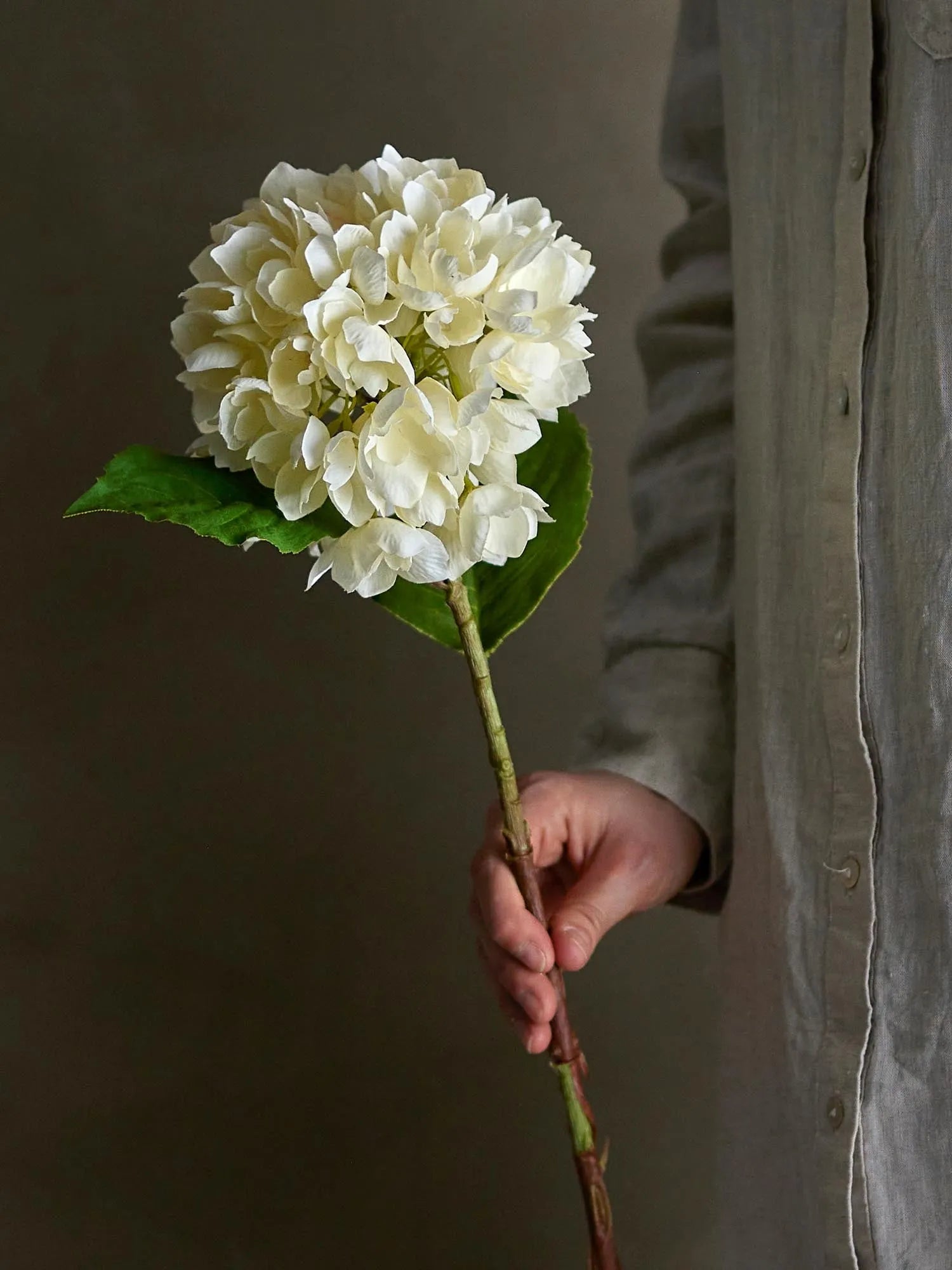Eleganter künstlicher Hydrangea-Stiel in Weiß von Bloomingville, ideal für stilvolle Dekorationen und langlebige Arrangements.