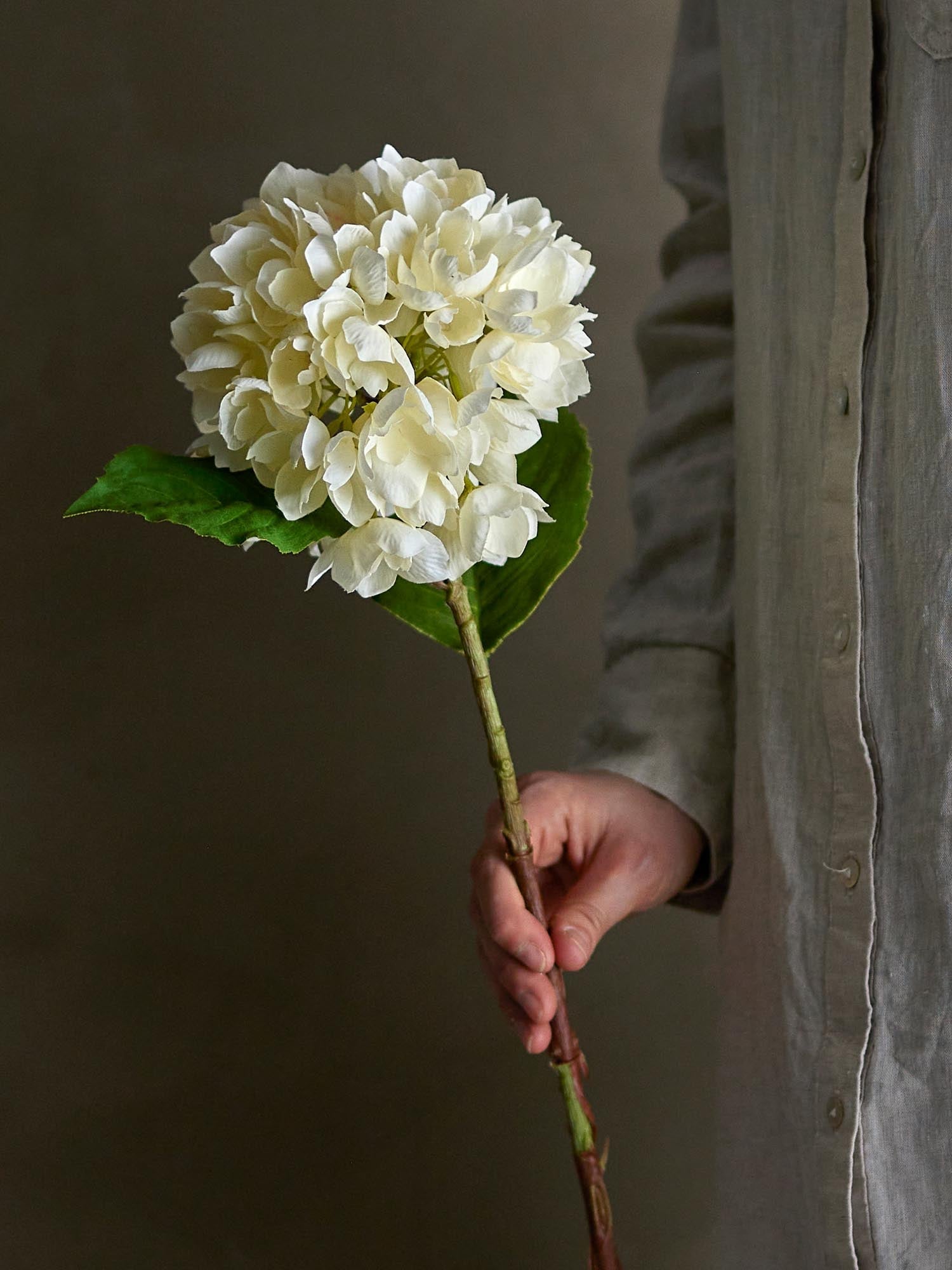 Eleganter künstlicher Hydrangea-Stiel in Weiß von Bloomingville, ideal für stilvolle Dekorationen und langlebige Arrangements.
