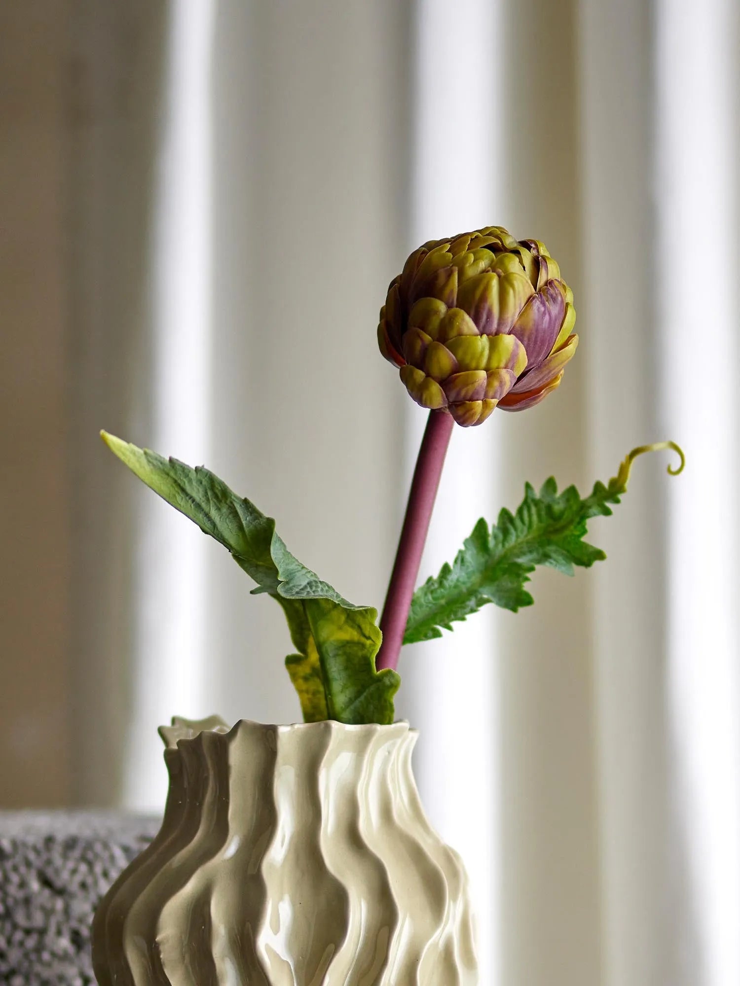 Künstlicher Protea-Stiel in elegantem Violett von Bloomingville, ideal für stilvolle Dekorationen und langlebige Arrangements.