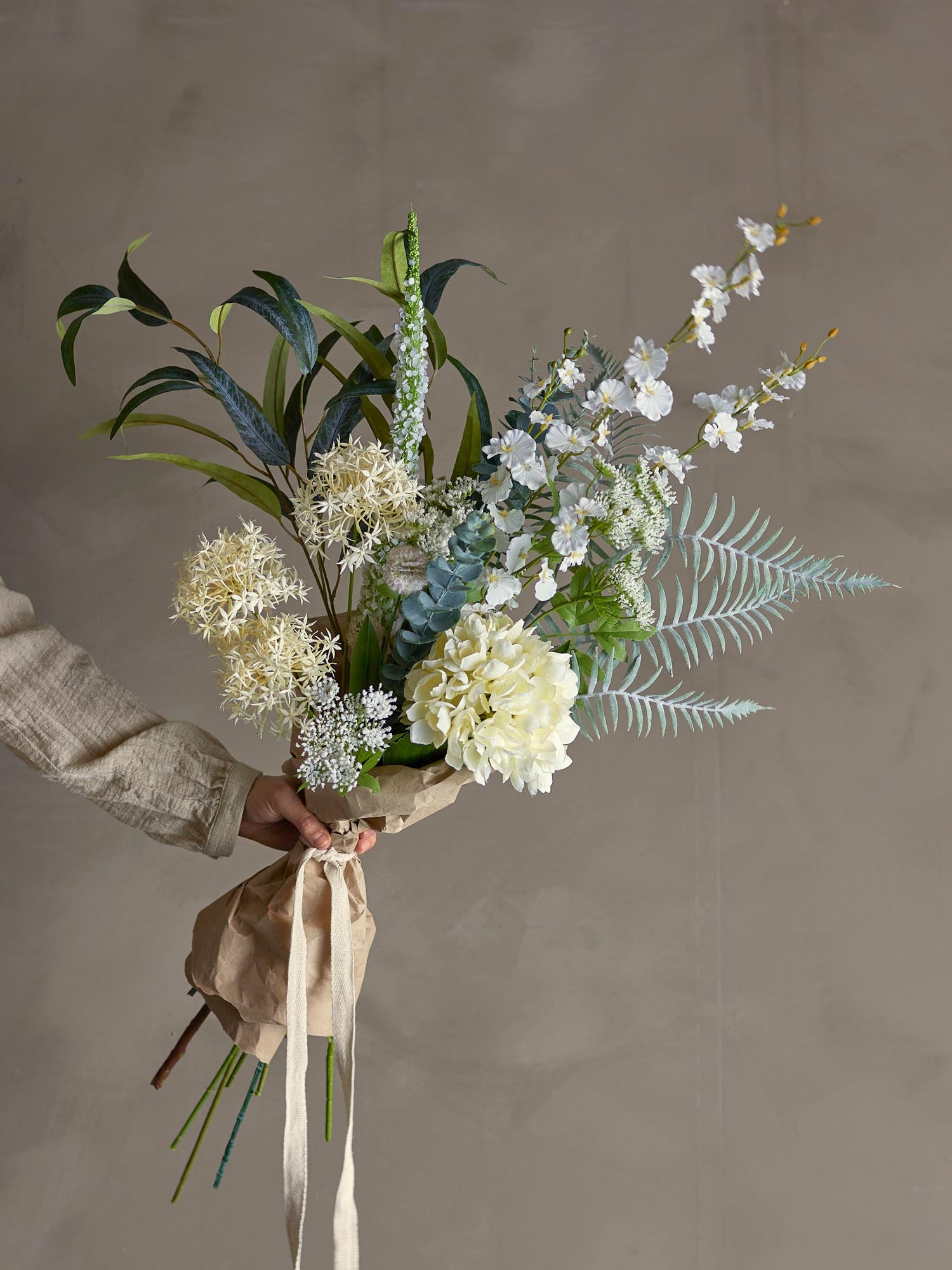 Ein eleganter, pflegeleichter Blumenstrauss in Weiss und Creme, der zeitlose Schönheit und natürliche Frische ausstrahlt.