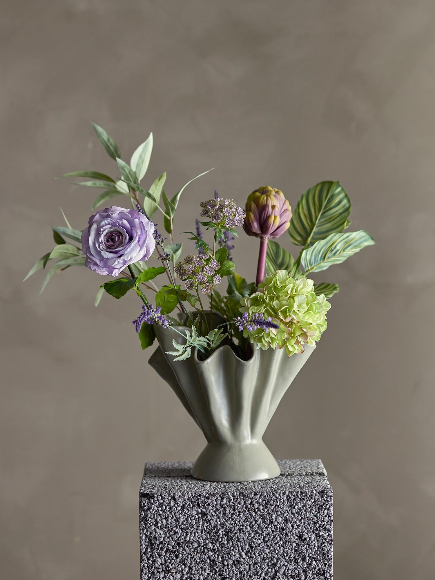 Ein eleganter, violetter Kunstblumenstrauss von Bloomingville, der durch seine realistische Optik und pflegeleichte Langlebigkeit besticht.