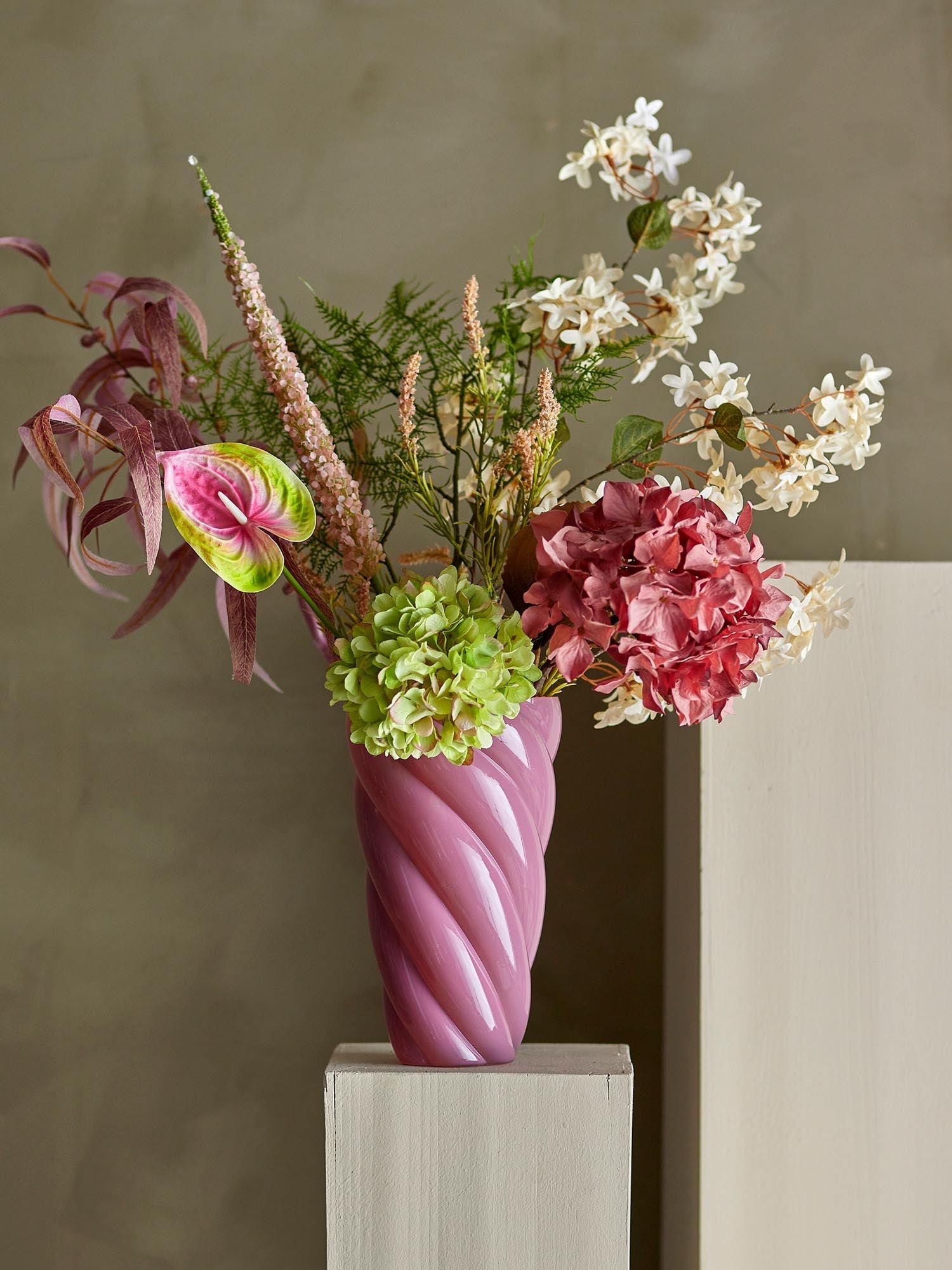 Ein eleganter Flamingo-Stiel in Pink von Bloomingville, ideal als künstliche Blume für stilvolle Dekorationen.