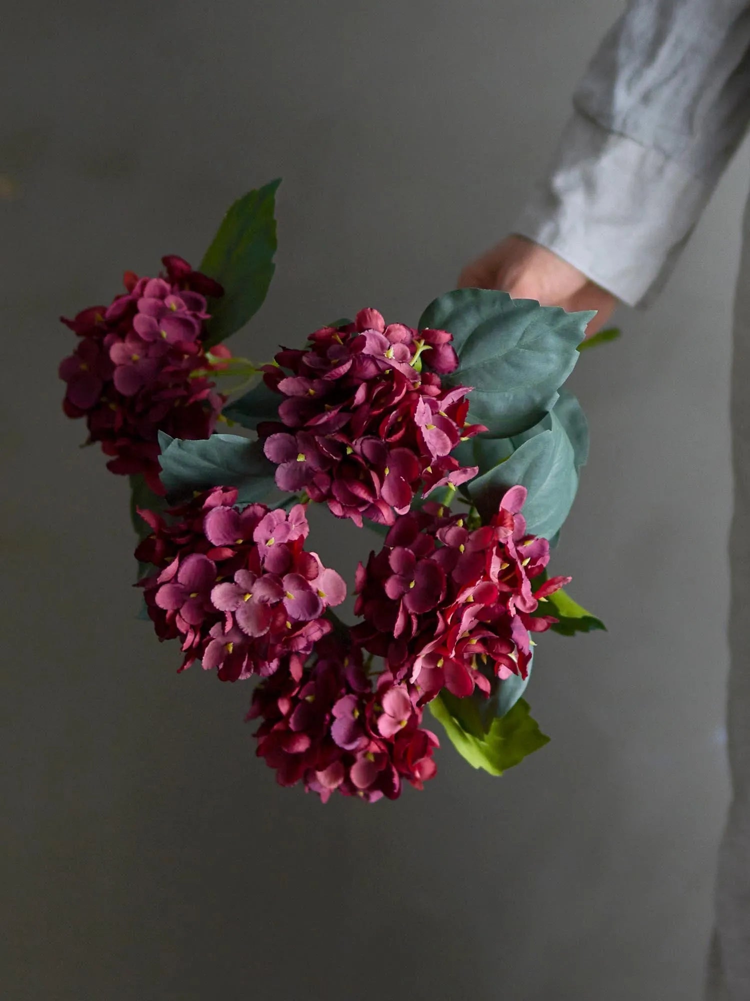 Elegante rote Hortensie von Bloomingville: Pflegeleichte, langlebige Kunstblume für stilvolle, farbenfrohe Akzente in jedem Raum.