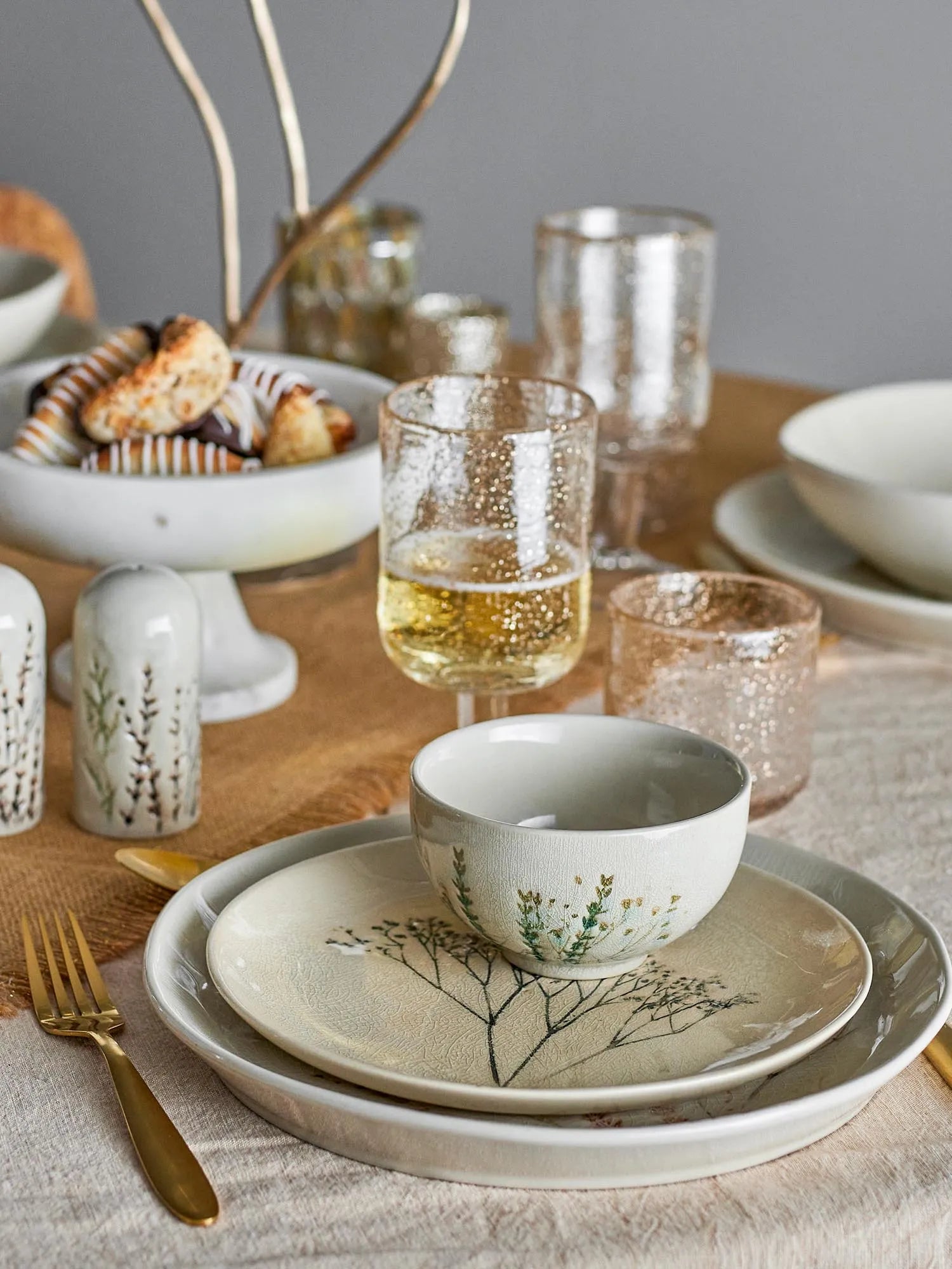 Bea Teller, Multipack, Natur, Steingut in Natur präsentiert im Onlineshop von KAQTU Design AG. Teller ist von Bloomingville