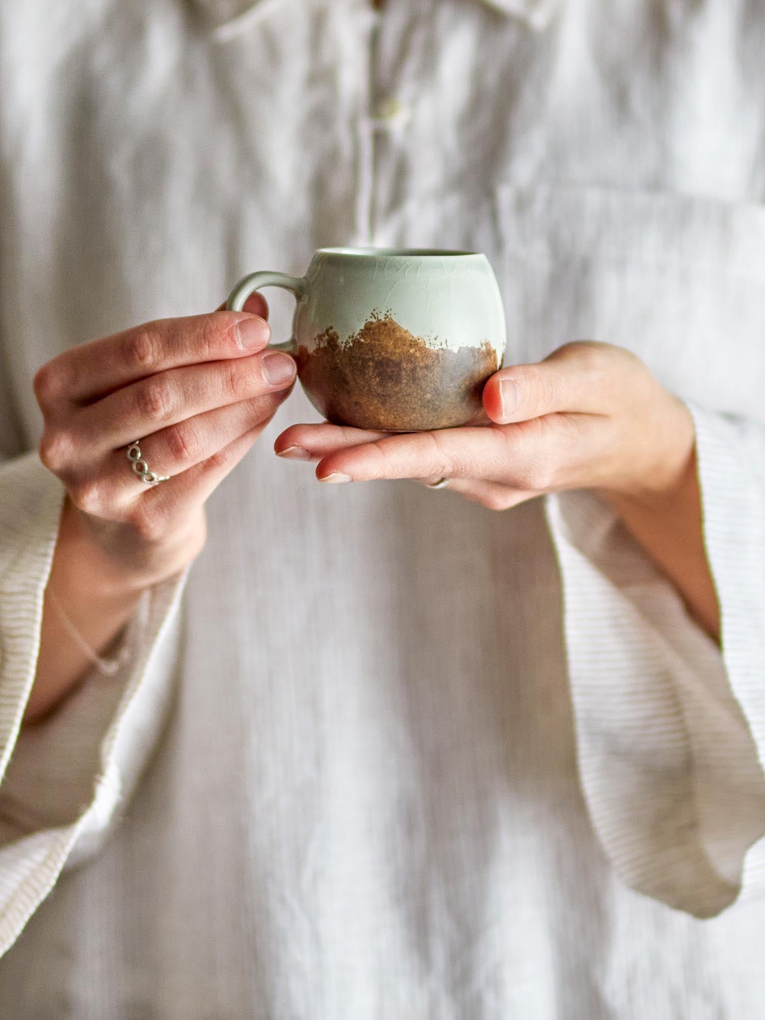 Die braune Paula Espressotasse von Bloomingville aus hochwertigem Steingut besticht durch ihr stilvolles Design und ihre Funktionalität.