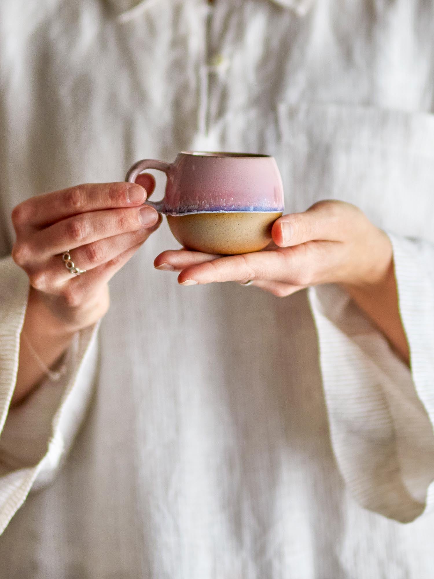 Die Paula Espressotasse von Bloomingville aus Steingut in zartem Roséton ist stilvoll und ideal für Kaffeegenuss.
