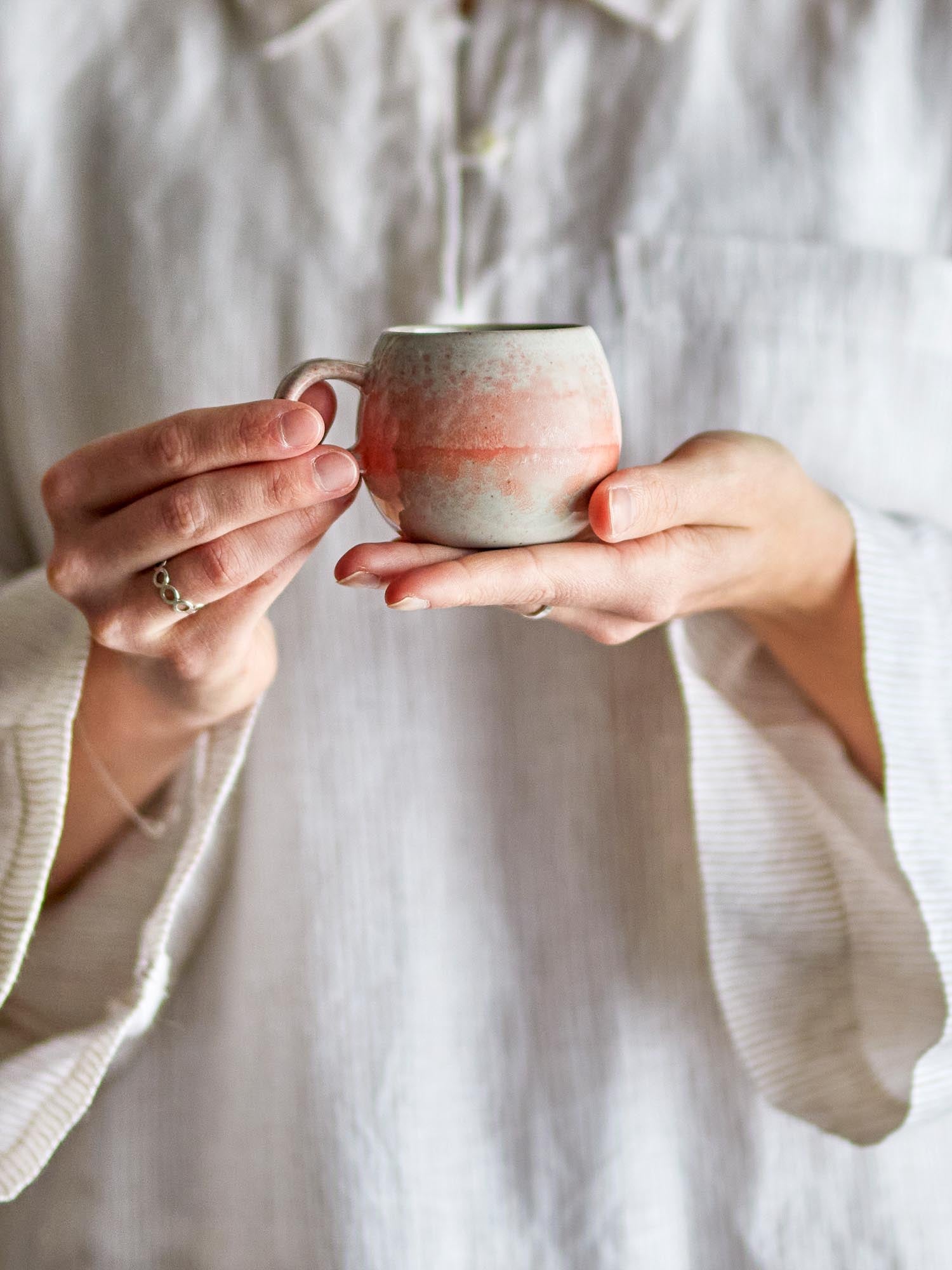 Die Paula Espressotasse von Bloomingville aus orangefarbenem Steingut vereint skandinavisches Design mit Funktionalität.