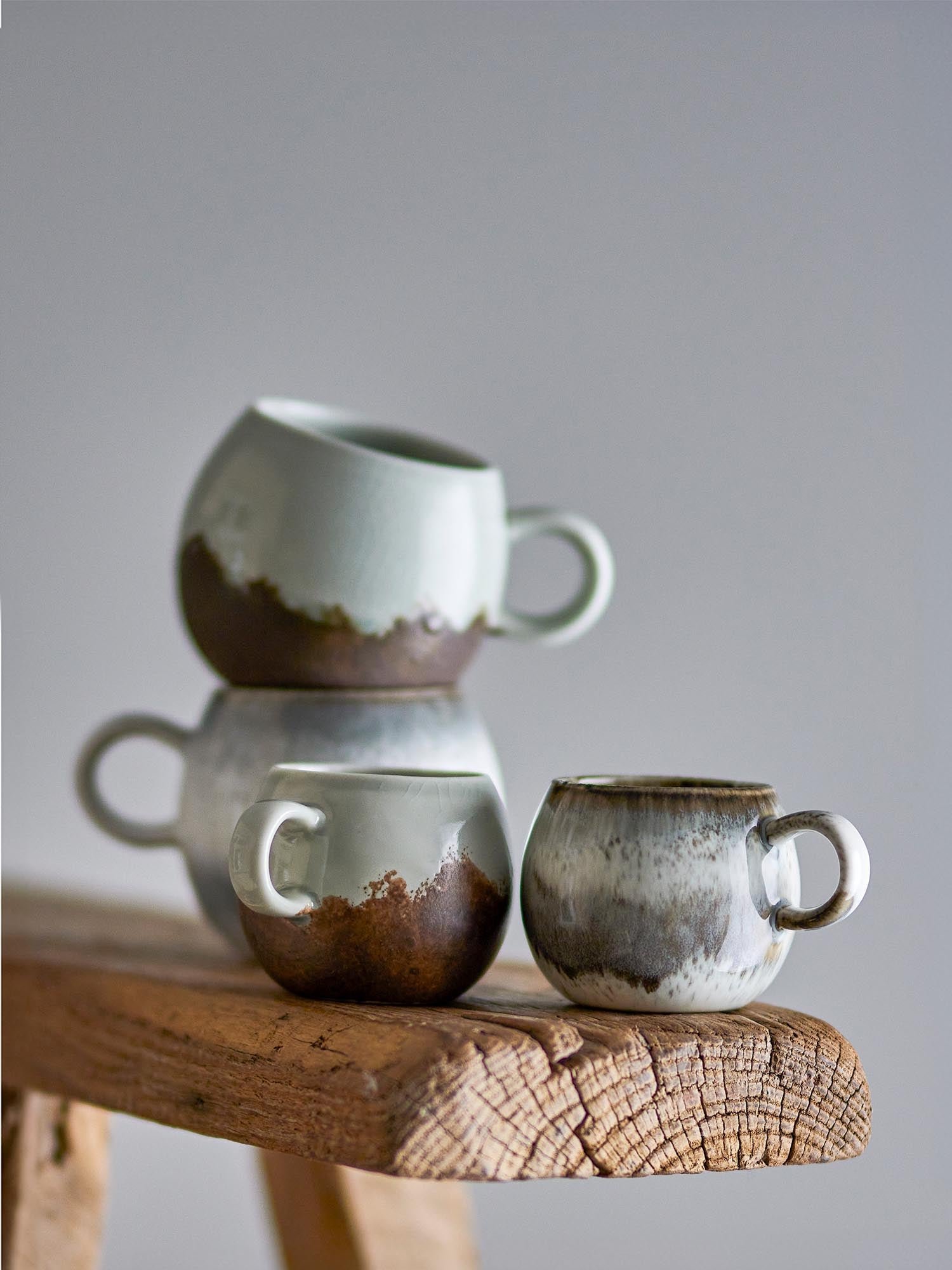Die Paula Espressotasse von Bloomingville aus grauem Steingut besticht durch ihr stilvolles Design und ihre hochwertige Verarbeitung.