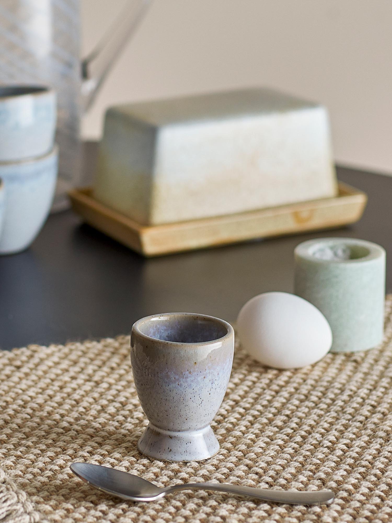 Der Paula Eierbecher von Bloomingville aus blauem Steingut vereint skandinavisches Design mit Funktionalität für den Frühstückstisch.