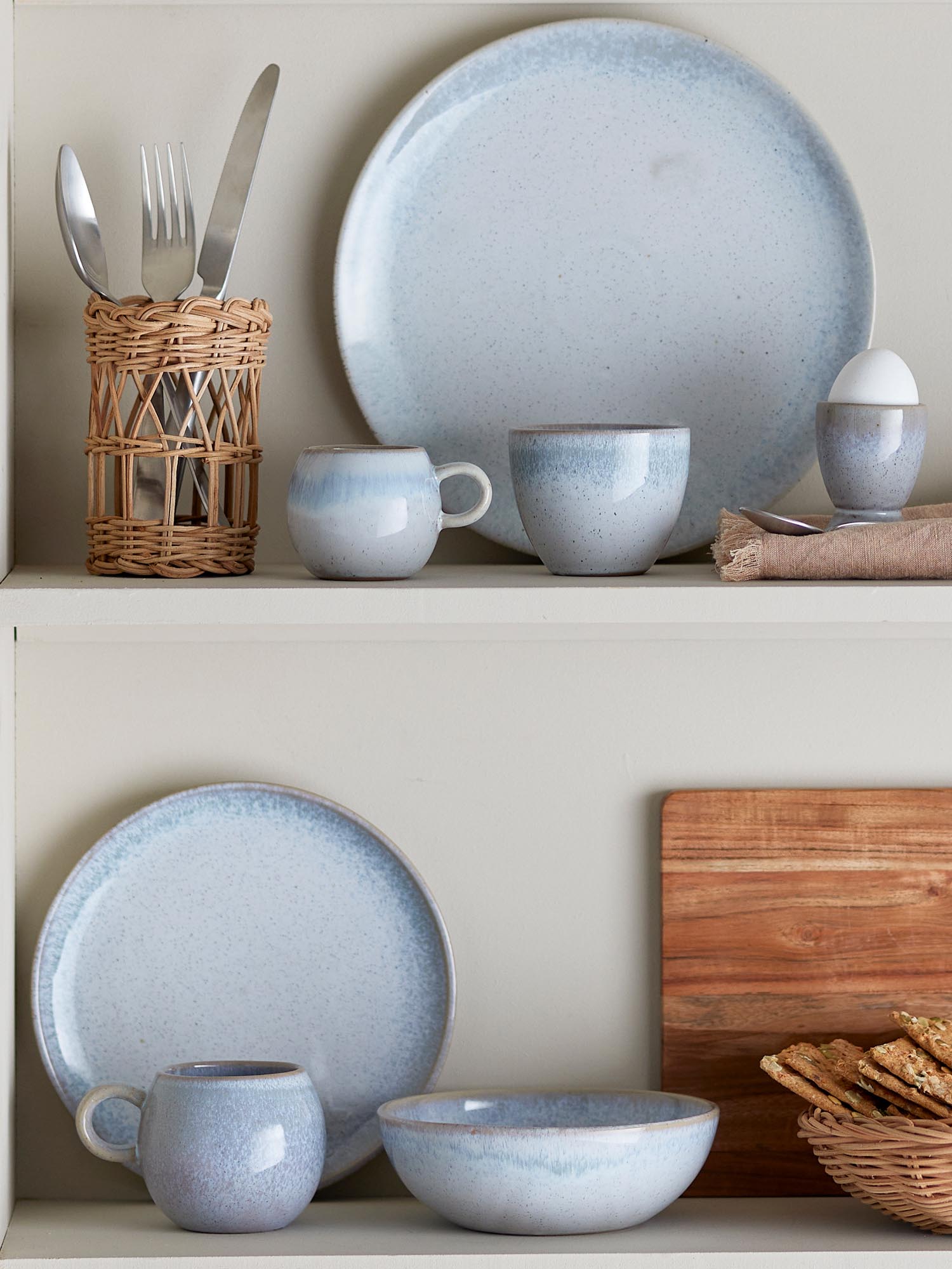 Der Paula Eierbecher von Bloomingville aus blauem Steingut besticht durch skandinavisches Design und ist ideal für den Frühstückstisch.