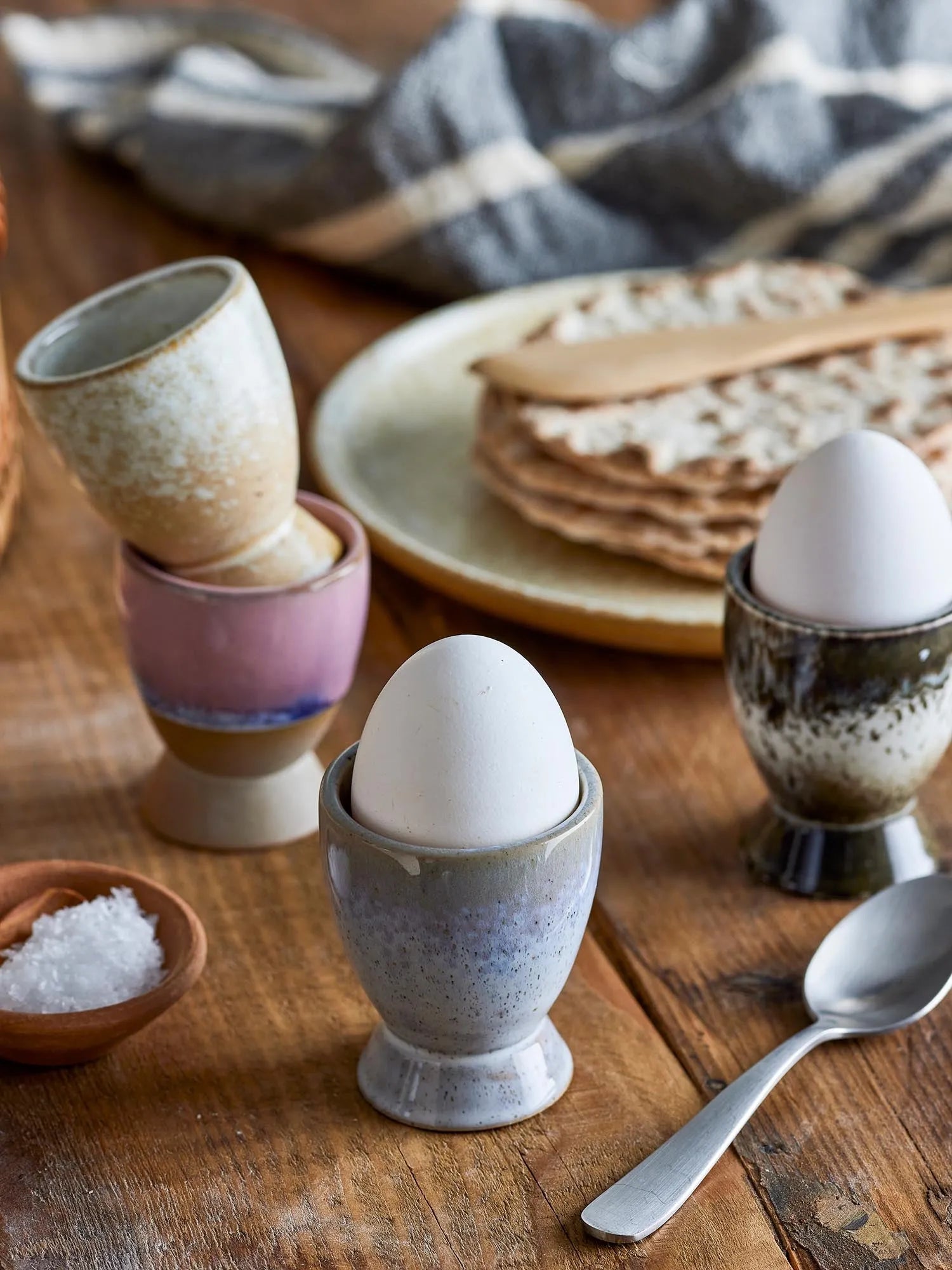 Eleganter Eierbecher aus Steingut in Rosa, Violett und Braun. Robust, spülmaschinenfest, ideal für stilvolle Frühstücke.