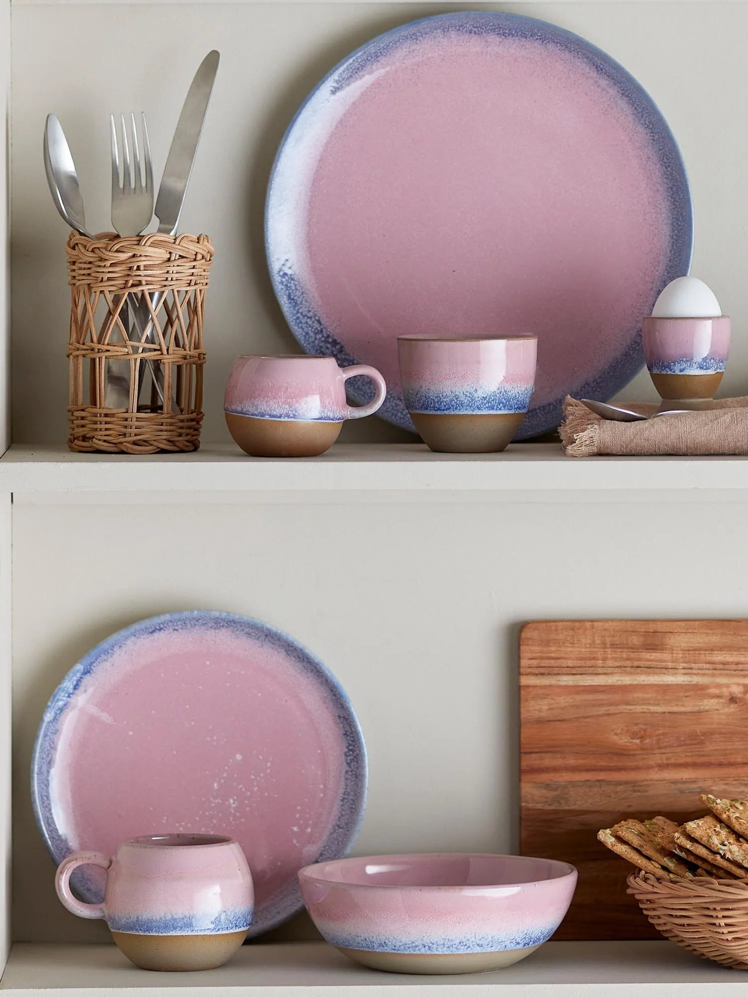 Eleganter Eierbecher aus Steingut in Rosa, Violett und Braun. Robust, spülmaschinenfest, ideal für stilvolle Frühstücke.