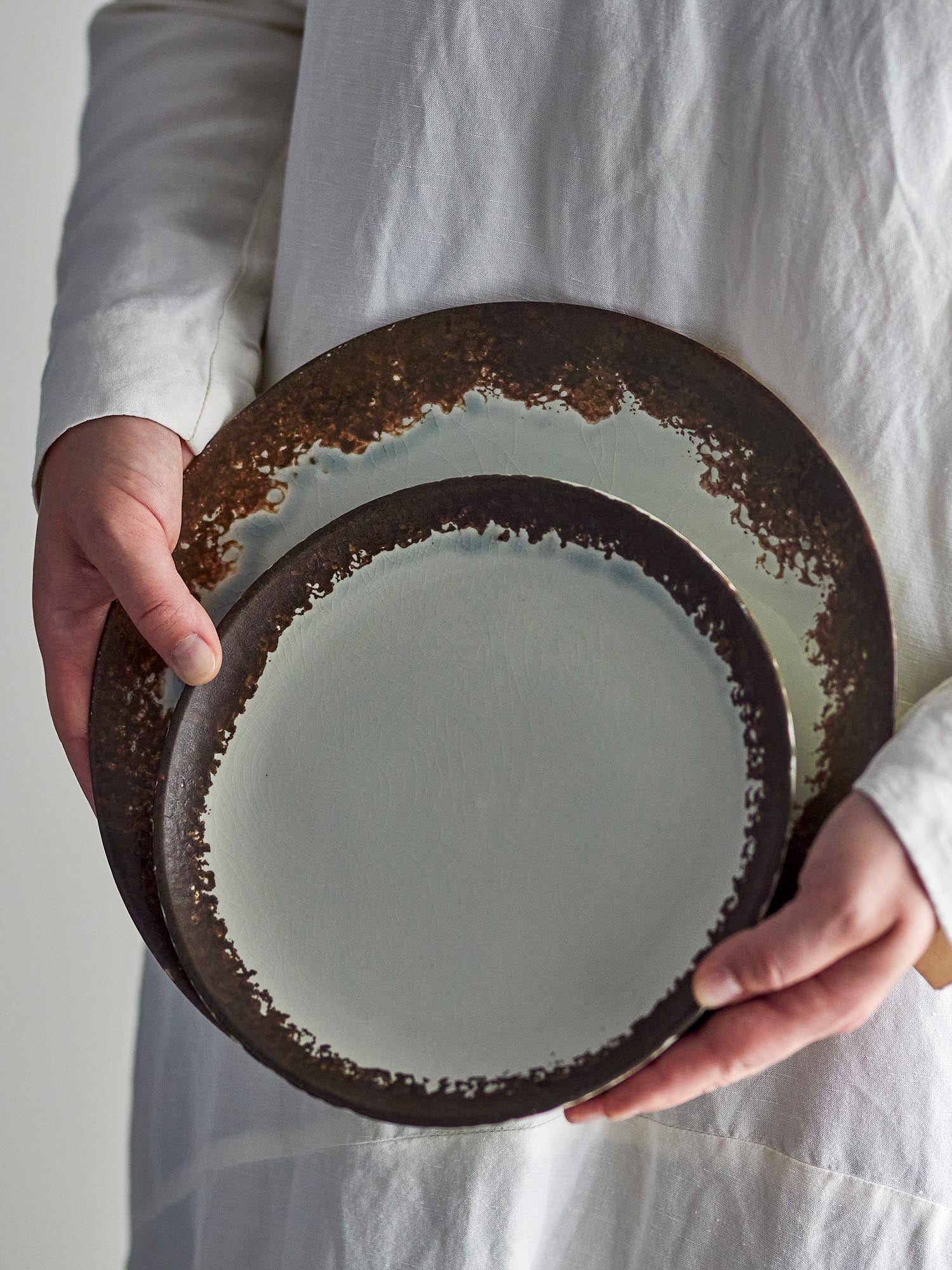 Der Paula Teller von Bloomingville aus braunem Steingut besticht durch sein stilvolles Design und hochwertige Verarbeitung.