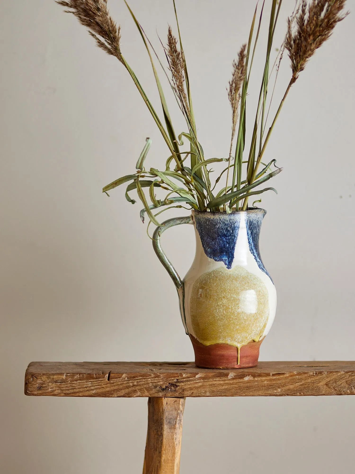 Elegante Terrakotta-Vase in Blau, kunstvoll glasiert, mit skulpturalem Griff – ein einzigartiger Blickfang für Ihr Zuhause.