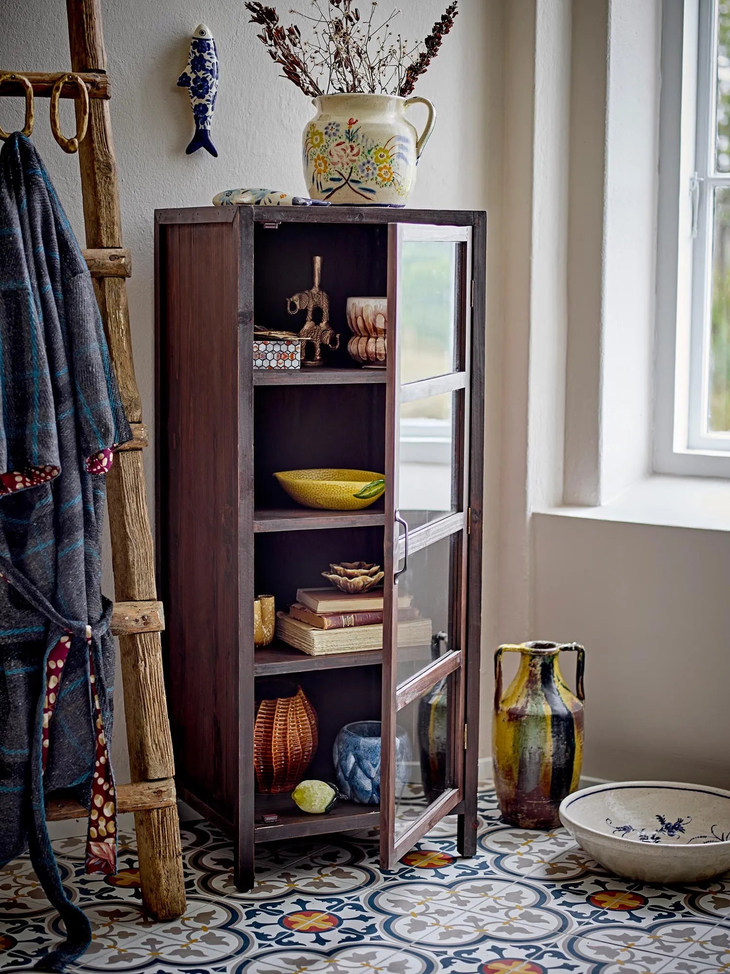 Die "Wilder Deko-Vase" in Gelb aus Terrakotta vereint rustikalen Charme mit handgefertigter Eleganz und Funktionalität.