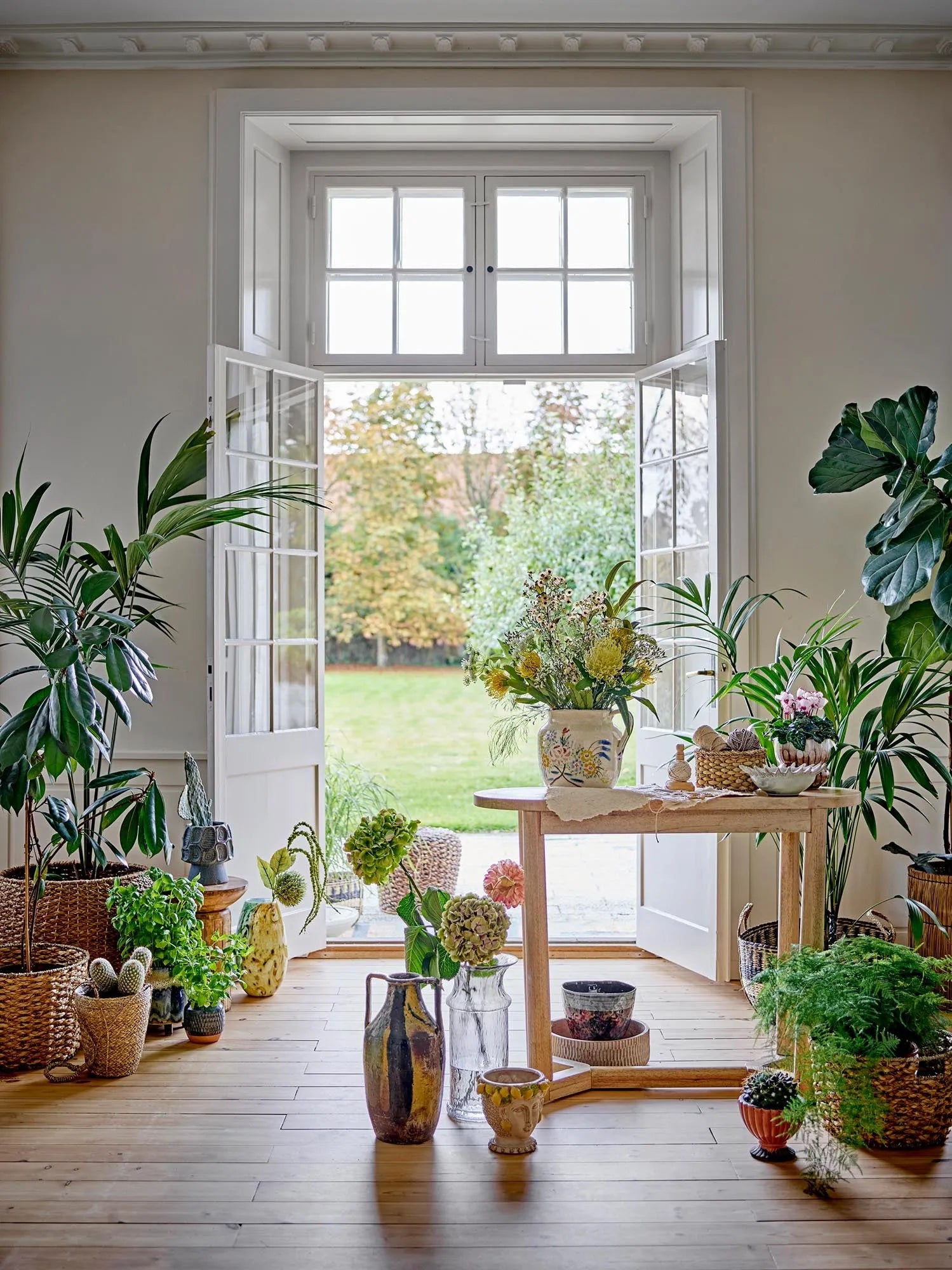 Die "Wilder Deko-Vase" in Gelb aus Terrakotta vereint rustikalen Charme mit handgefertigter Eleganz und Funktionalität.