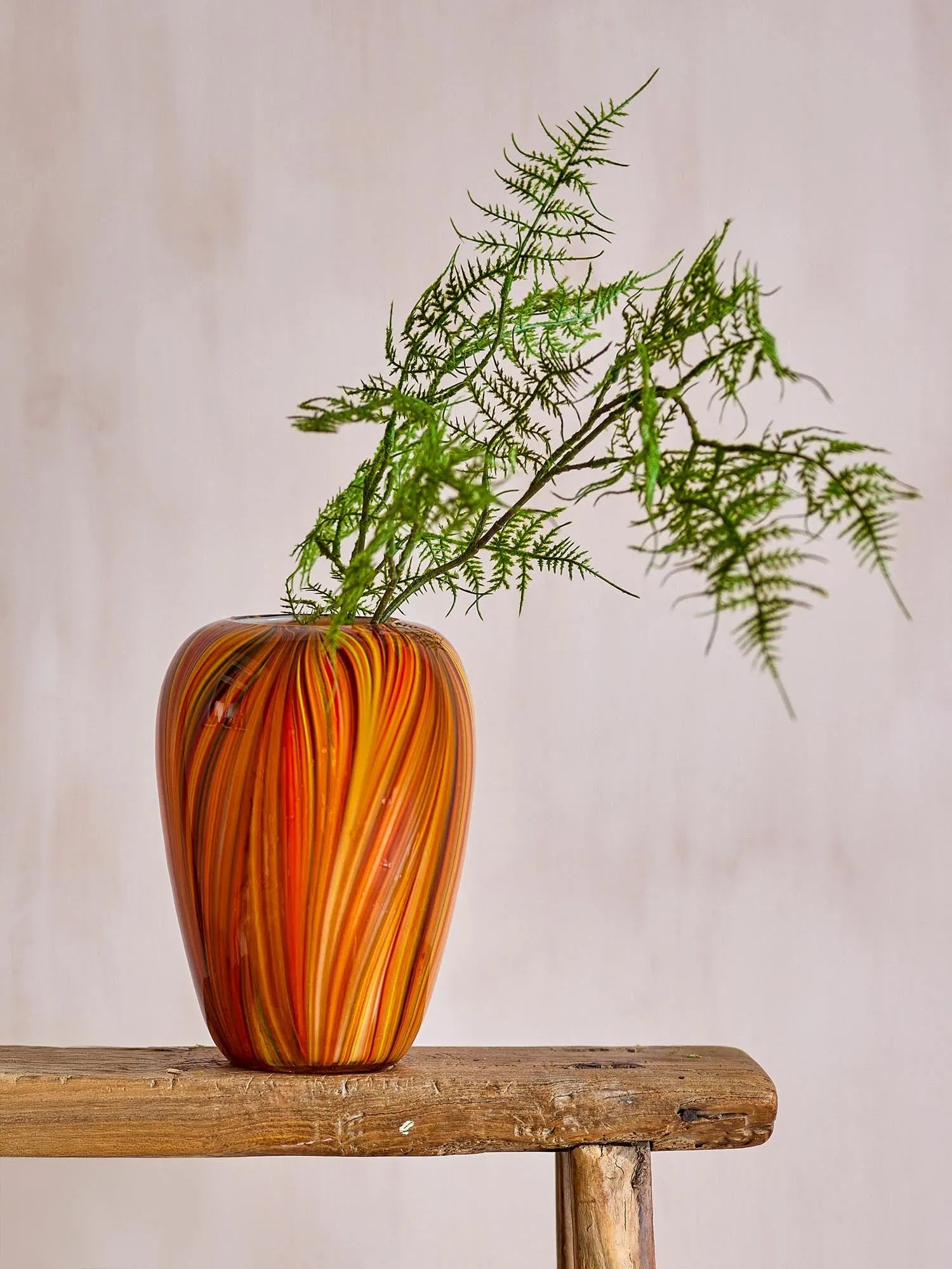 Die Sunny Vase in leuchtendem Orange ist ein handgefertigtes Glaskunstwerk, das Licht und Farbe in jeden Raum bringt.