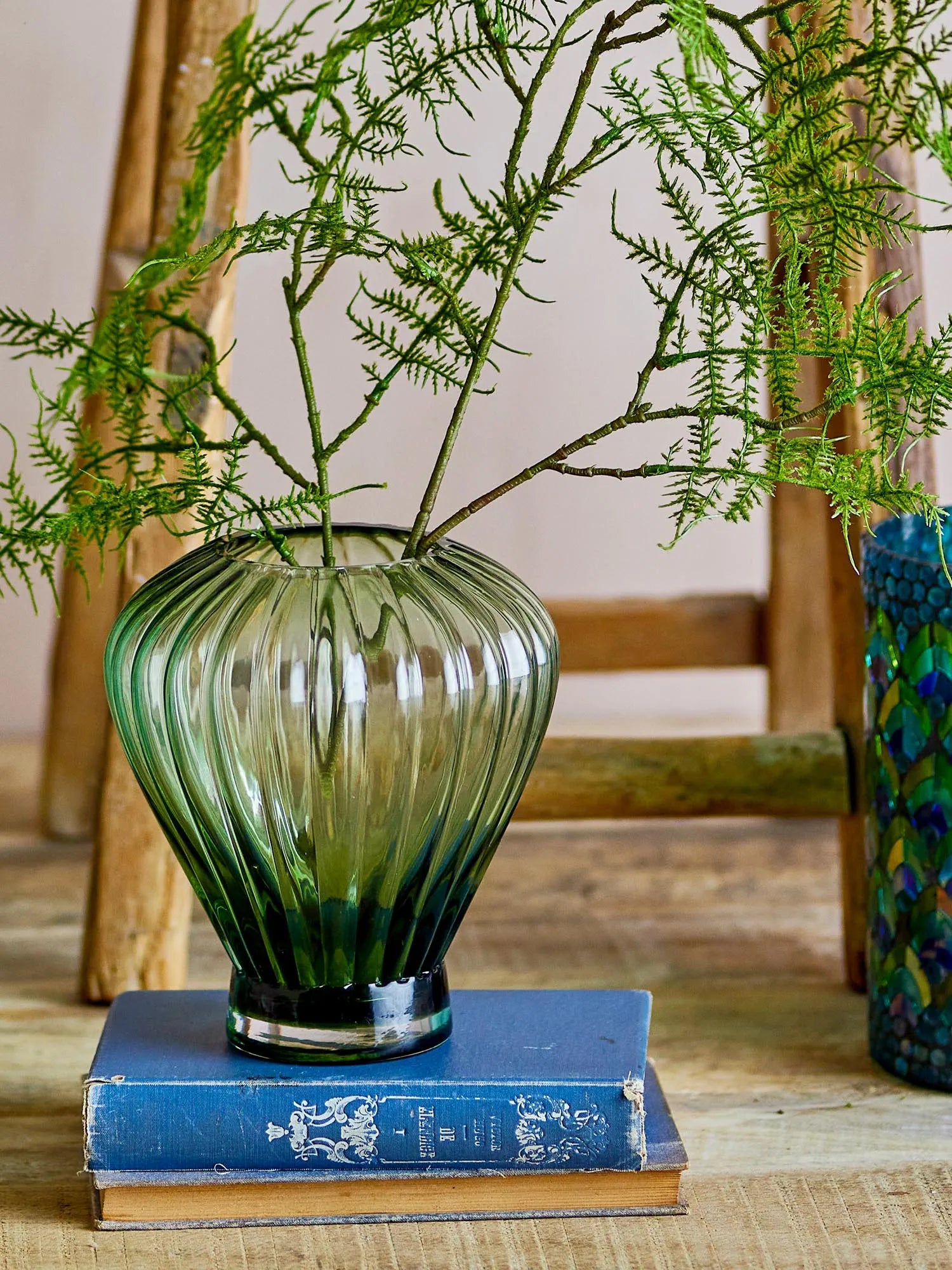 Die Reeve Vase in Grün vereint modernes Design mit klassischer Eleganz und bringt frischen Stil in jeden Raum.