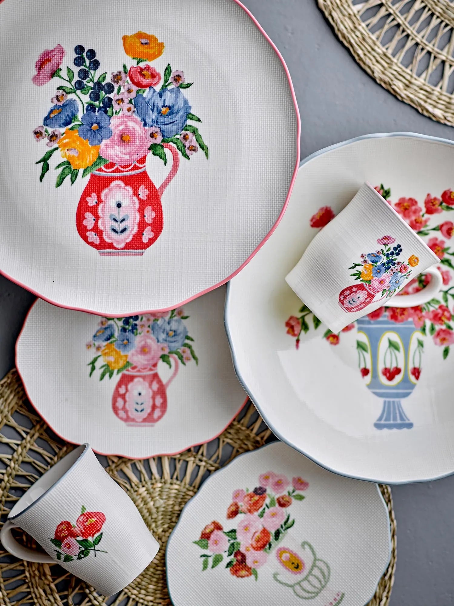 Der Dorothy Teller von Bloomingville: Ein kunstvolles Steingutstück mit lebendigem Blumenmotiv und zartem rosa Rand.