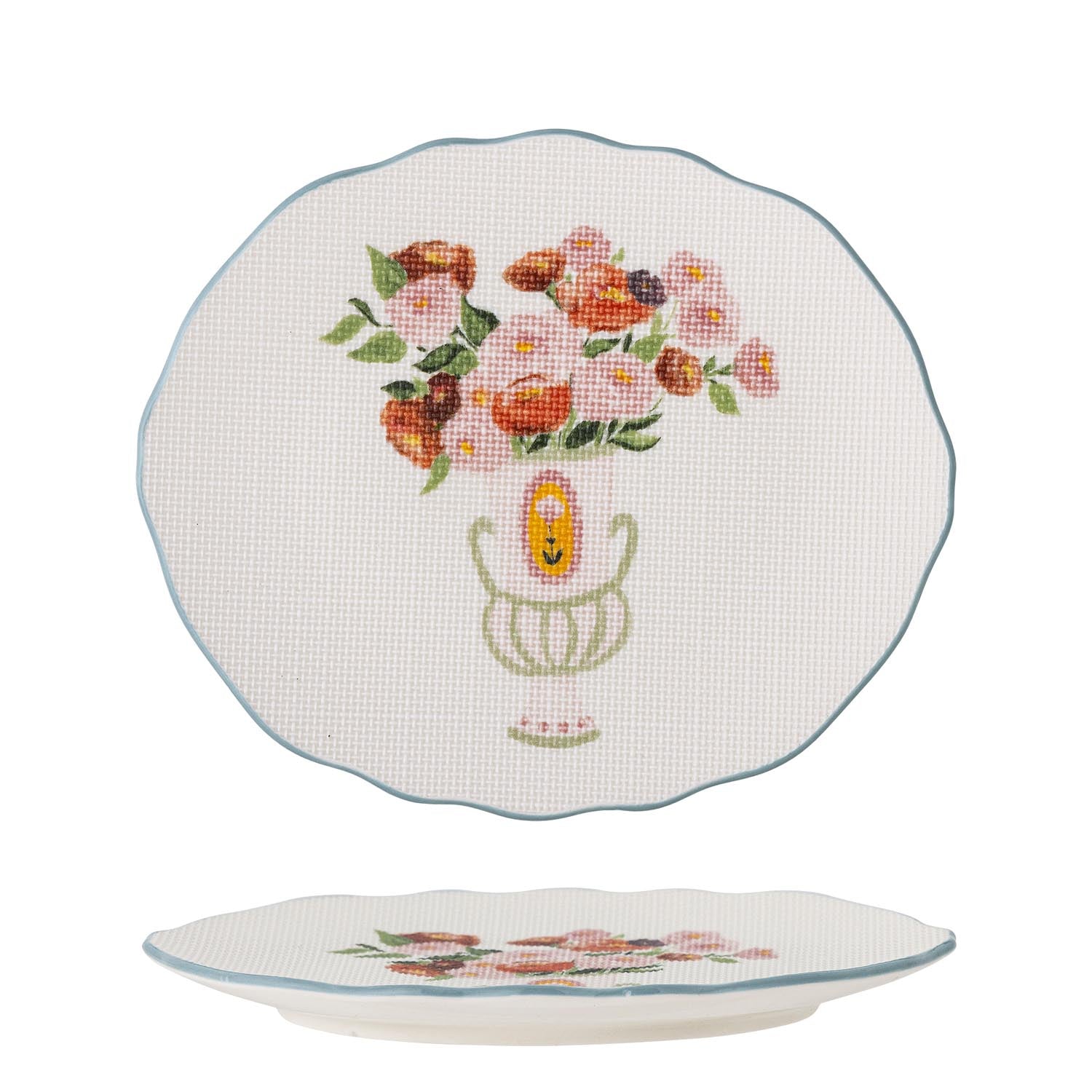 Eleganter Dorothy Teller aus Steingut mit Blumenmotiv und blauem Rand, ideal für stilvolle Tischarrangements.