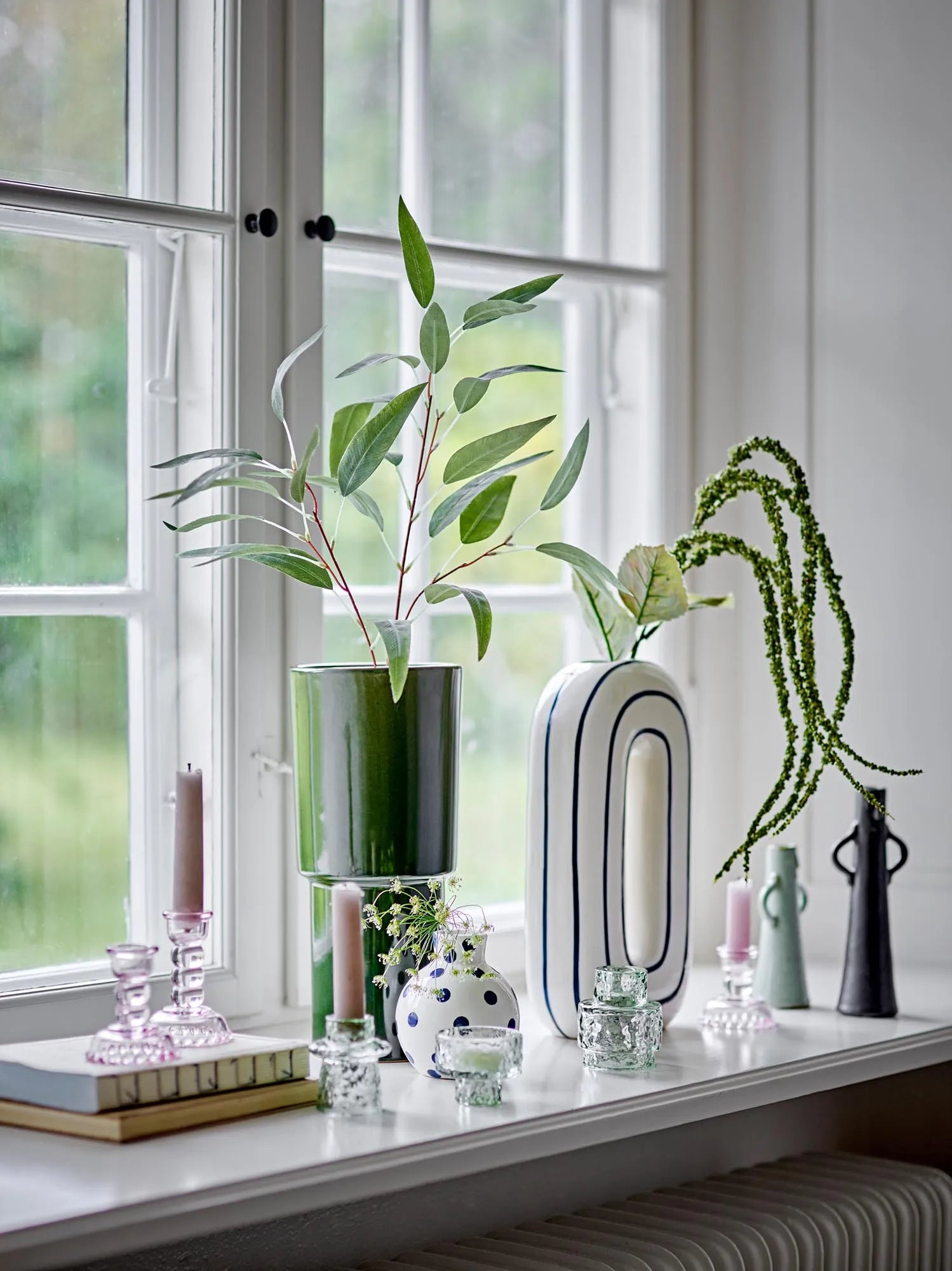 Eleganter grüner Glas-Kerzenhalter mit gehämmerter Struktur, vielseitig als Teelicht- oder Kerzenhalter nutzbar.