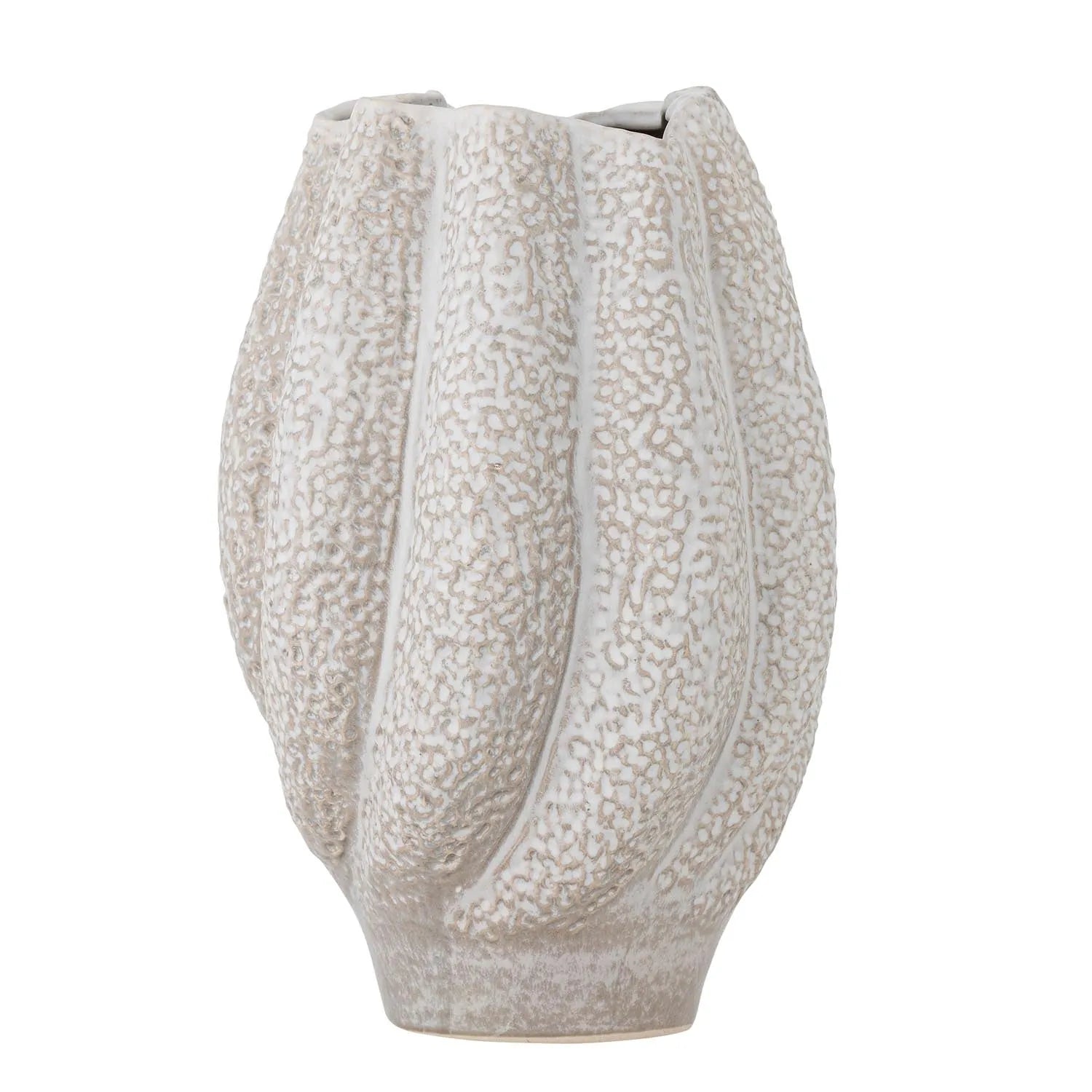 Die Cove Vase von Bloomingville: Eleganz in Weiß, aus robustem Steingut, mit faszinierender Struktur und zeitlosem Design.