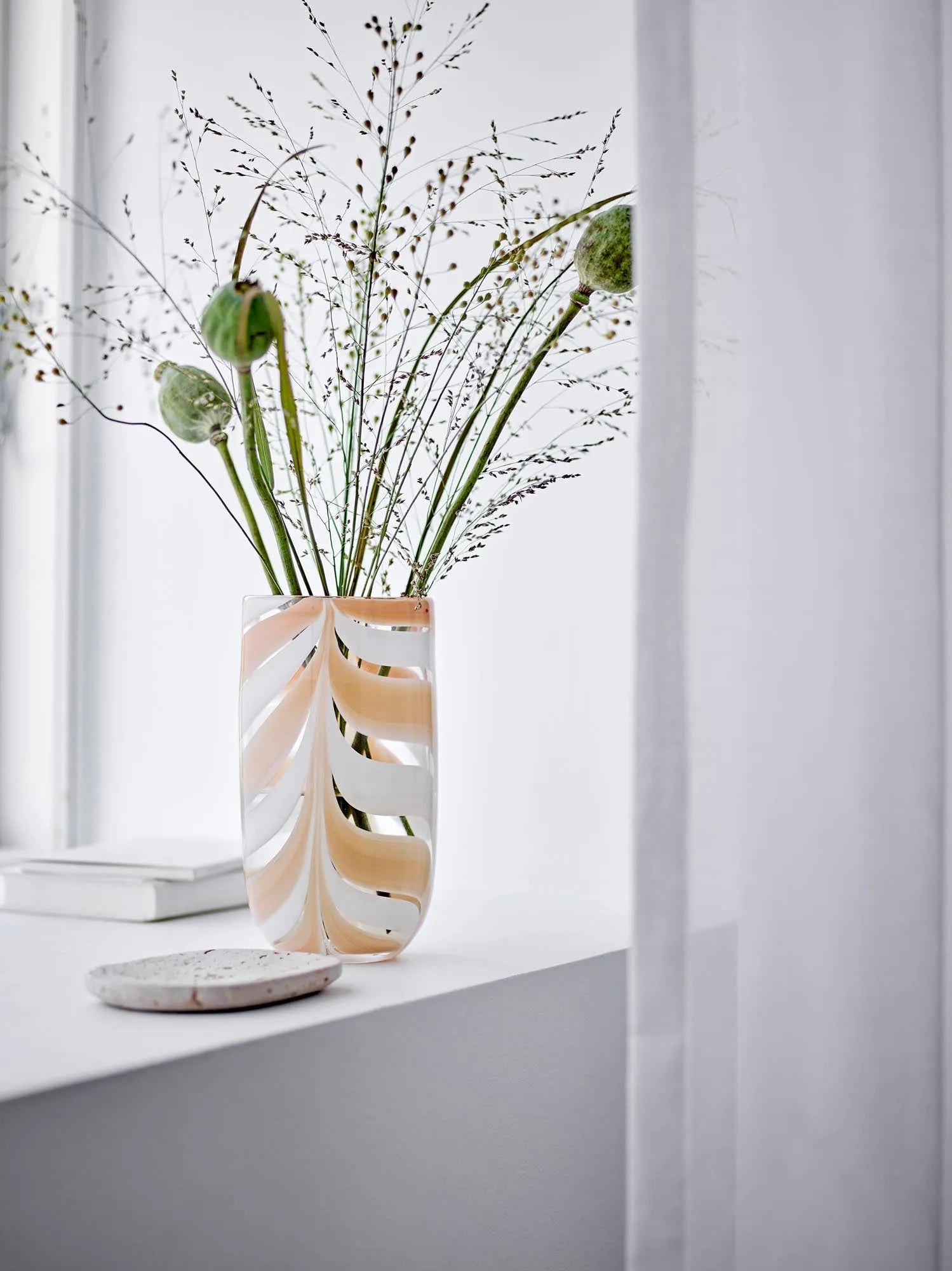 Die Taven Vase von Bloomingville: Eleganz in Orange, skandinavisches Design aus Glas, perfekt für Blumen und als stilvolles Dekor.