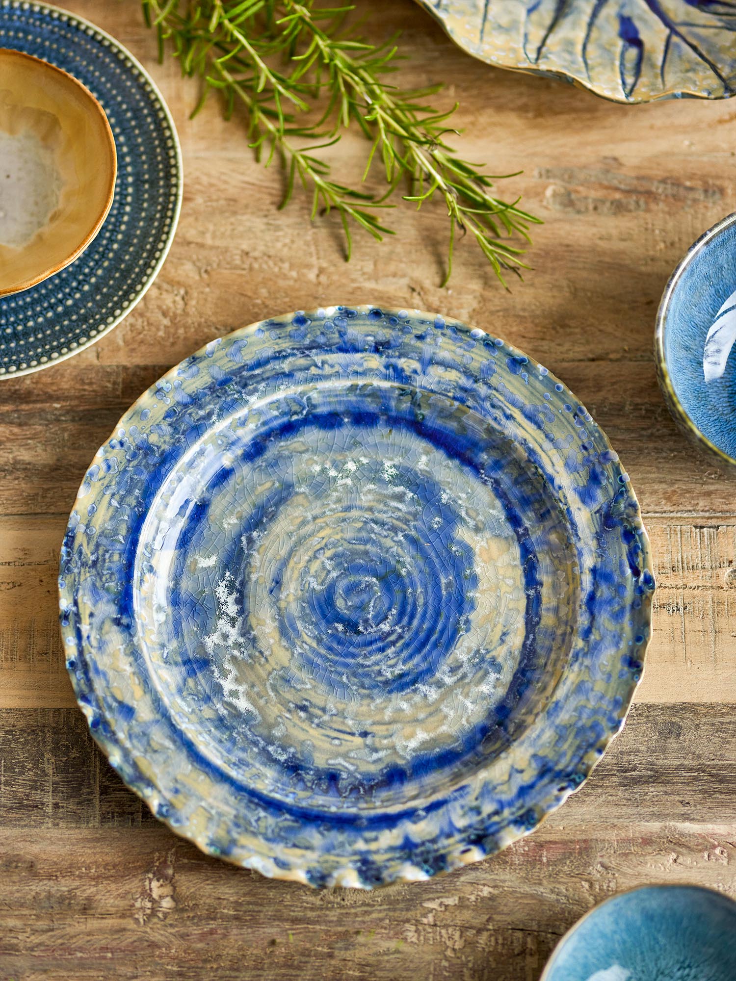 Elegante Rowan Servierplatte aus blauem Steingut von Creative Collection, ideal für stilvolles Servieren und Dekorieren.