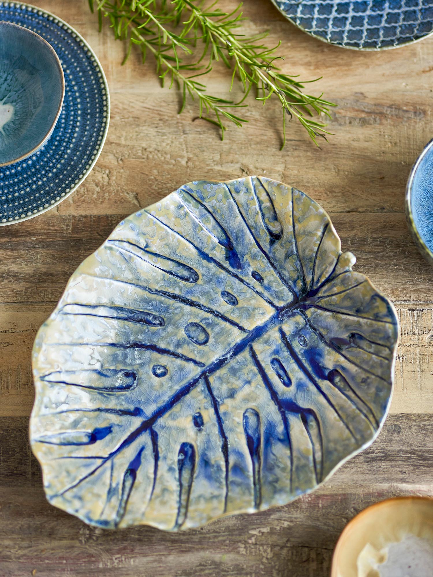 Die Rowan Servierplatte aus blauem Steingut von Creative Collection vereint stilvolles Design mit praktischer Vielseitigkeit.