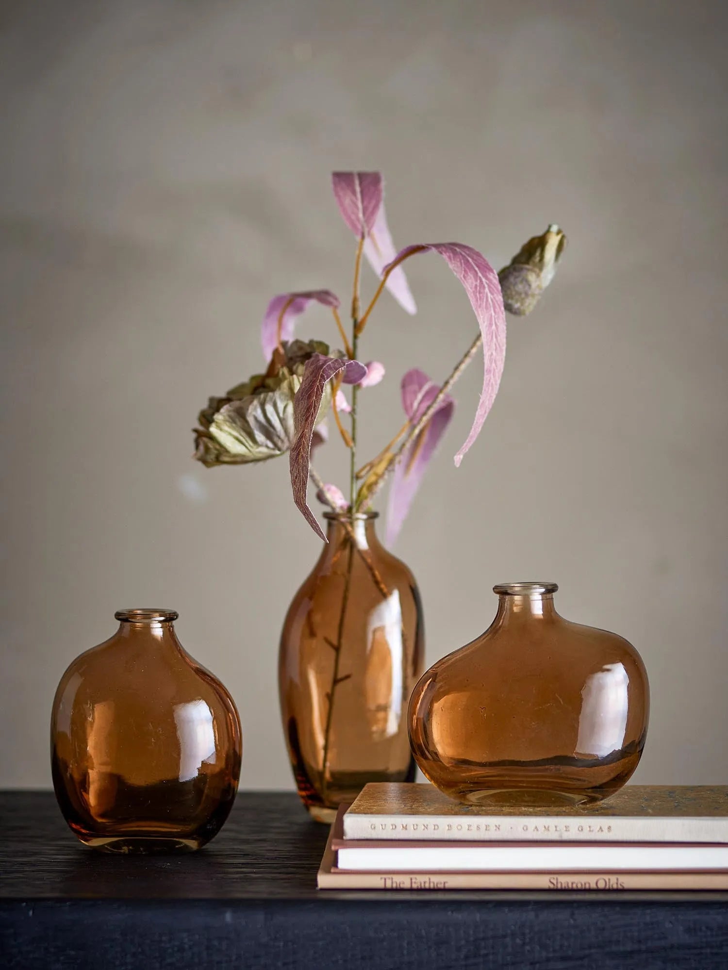 Die Tilia Vase von Bloomingville: Drei elegante, organisch geformte Glasvasen in warmem Orange, die Licht und Stil einfangen.