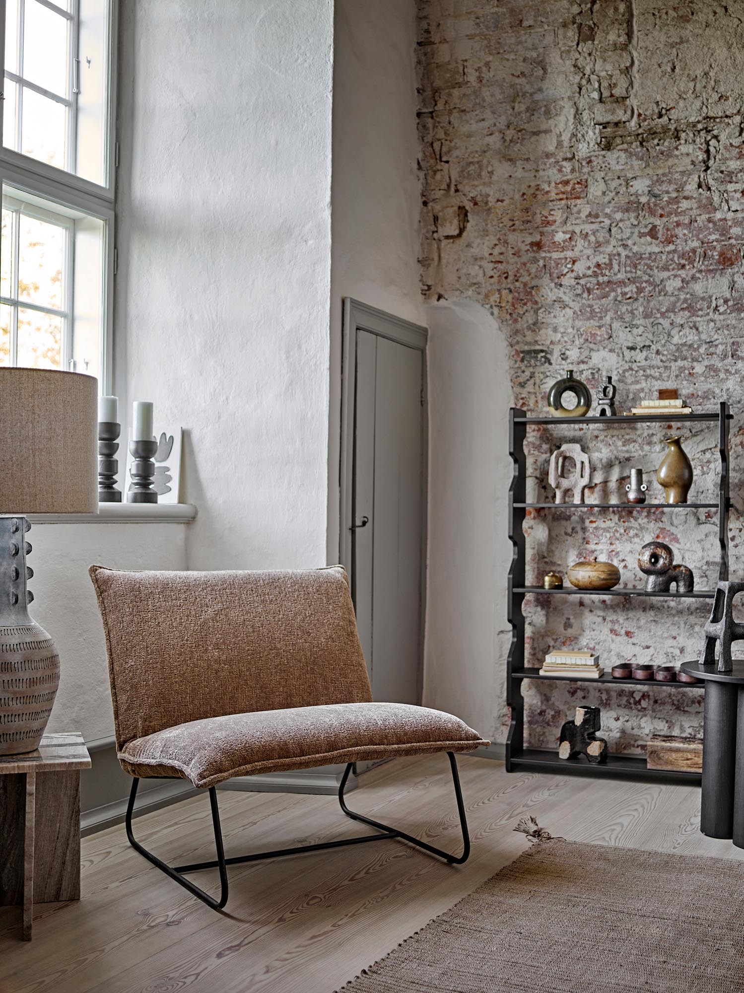 Moderner Kerzenhalter aus schwarzem Kiefernholz von Bloomingville, perfekt für stilvolle und zeitgemäße Wohnraumdekoration.