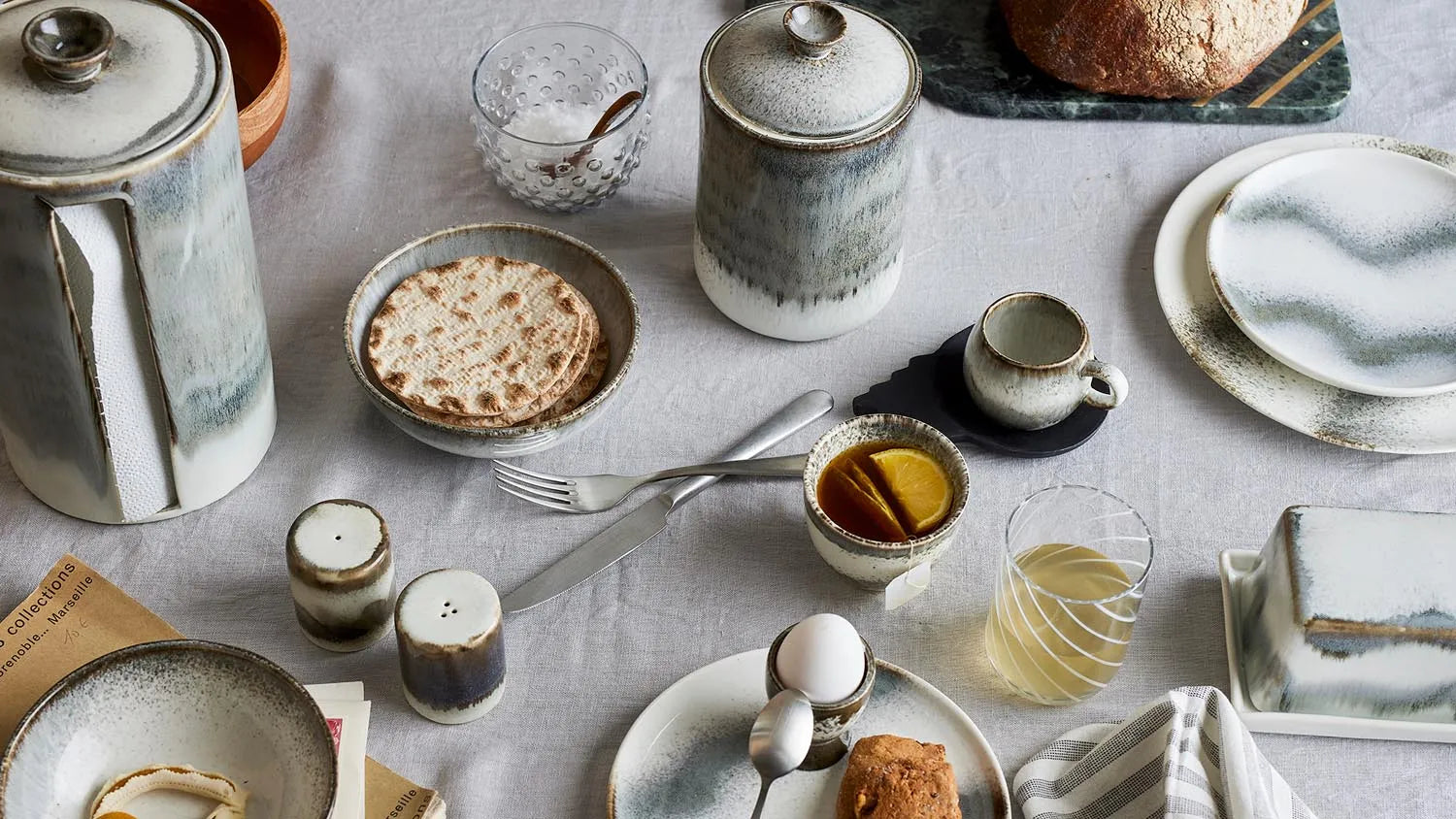 Elegante Butterdose aus grauem Steingut, ideal für Butter oder Käse. Skandinavisches Design mit einzigartiger Glasur.