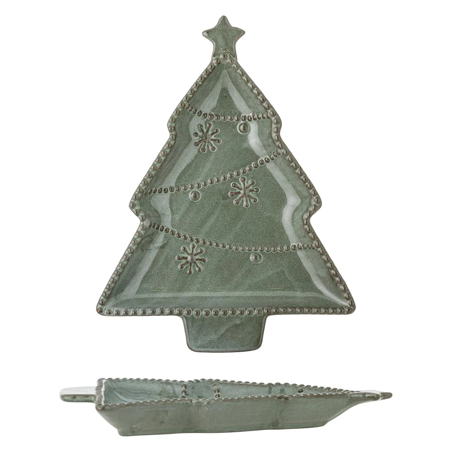 Die grüne Alder Servierplatte aus Steingut von Bloomingville, in Weihnachtsbaumform, ist ein stilvolles, langlebiges Highlight für festliche Tafeln.