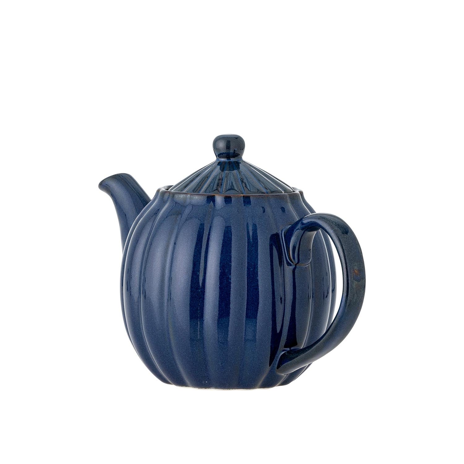Die Latina Teekanne von Bloomingville aus blauem Steingut vereint skandinavisches Design mit Funktionalität für Teeliebhaber.