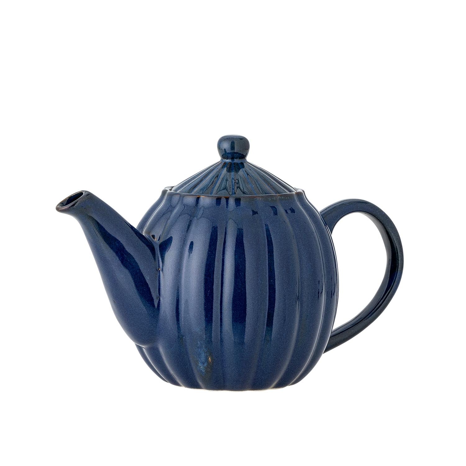 Die Latina Teekanne von Bloomingville aus blauem Steingut besticht durch ihr stilvolles skandinavisches Design und hohe Funktionalität.
