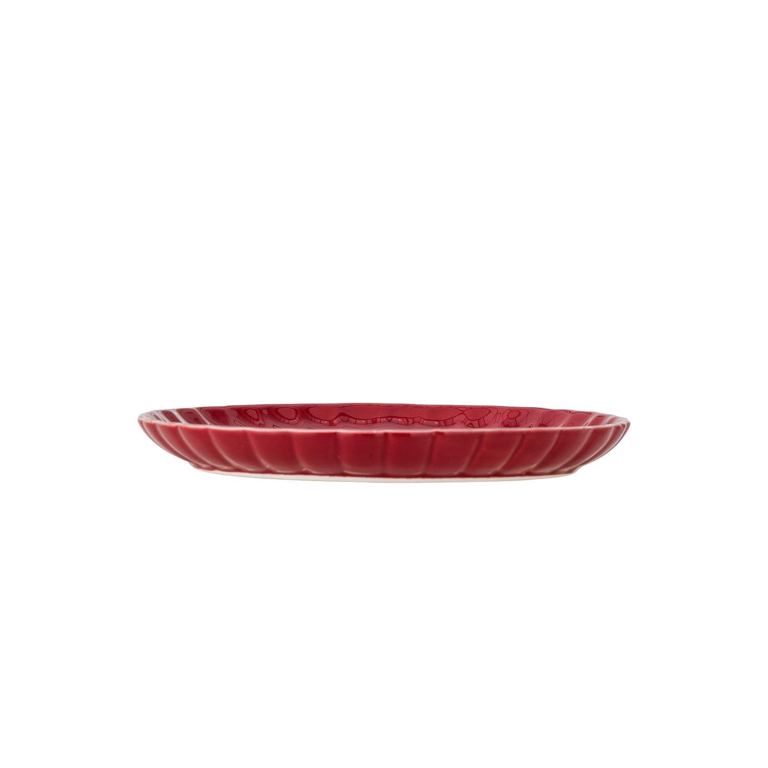 Der Latina Teller in Rot von Bloomingville aus Steingut besticht durch sein elegantes Design und passt perfekt zu jedem gedeckten Tisch.