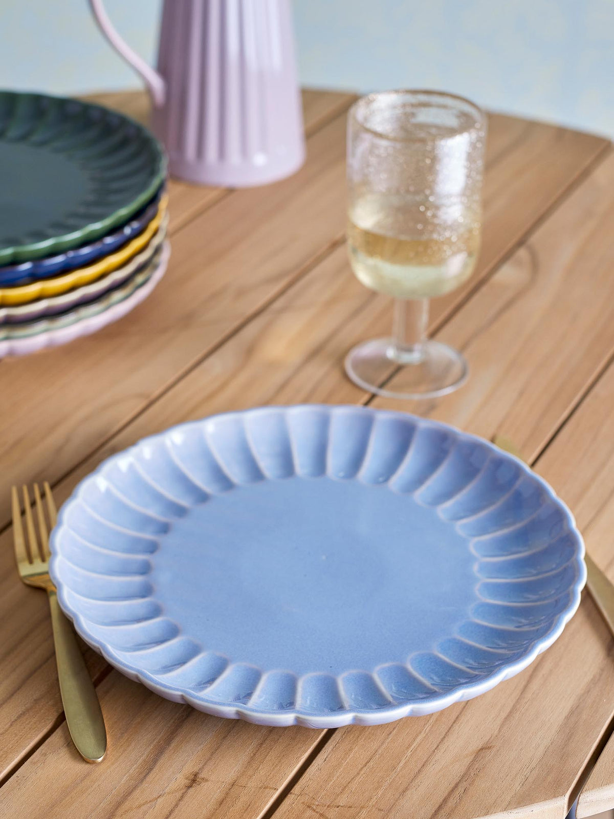 Latina Teller, Blau, Steingut in Blau präsentiert im Onlineshop von KAQTU Design AG. Teller ist von Bloomingville