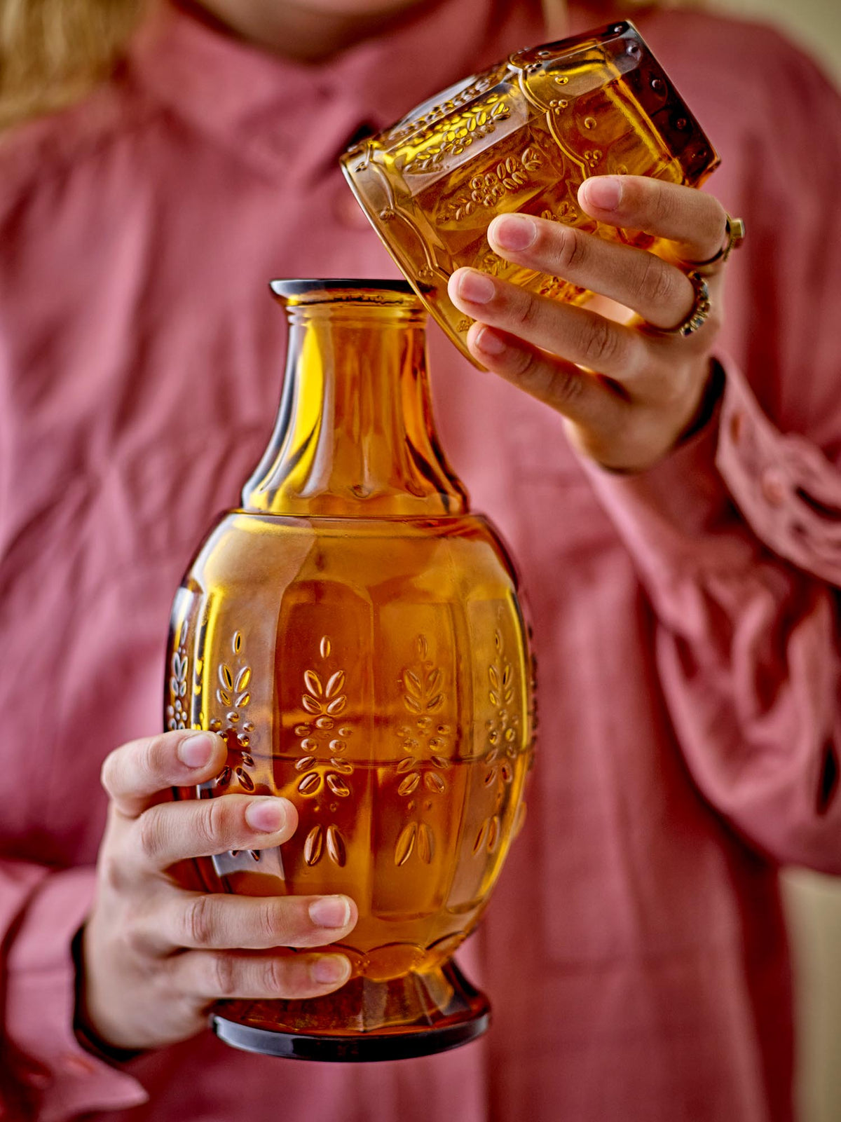 Theon Dekanter & Glas, Braun, Glas in Braun präsentiert im Onlineshop von KAQTU Design AG. Dekanter ist von Creative Collection