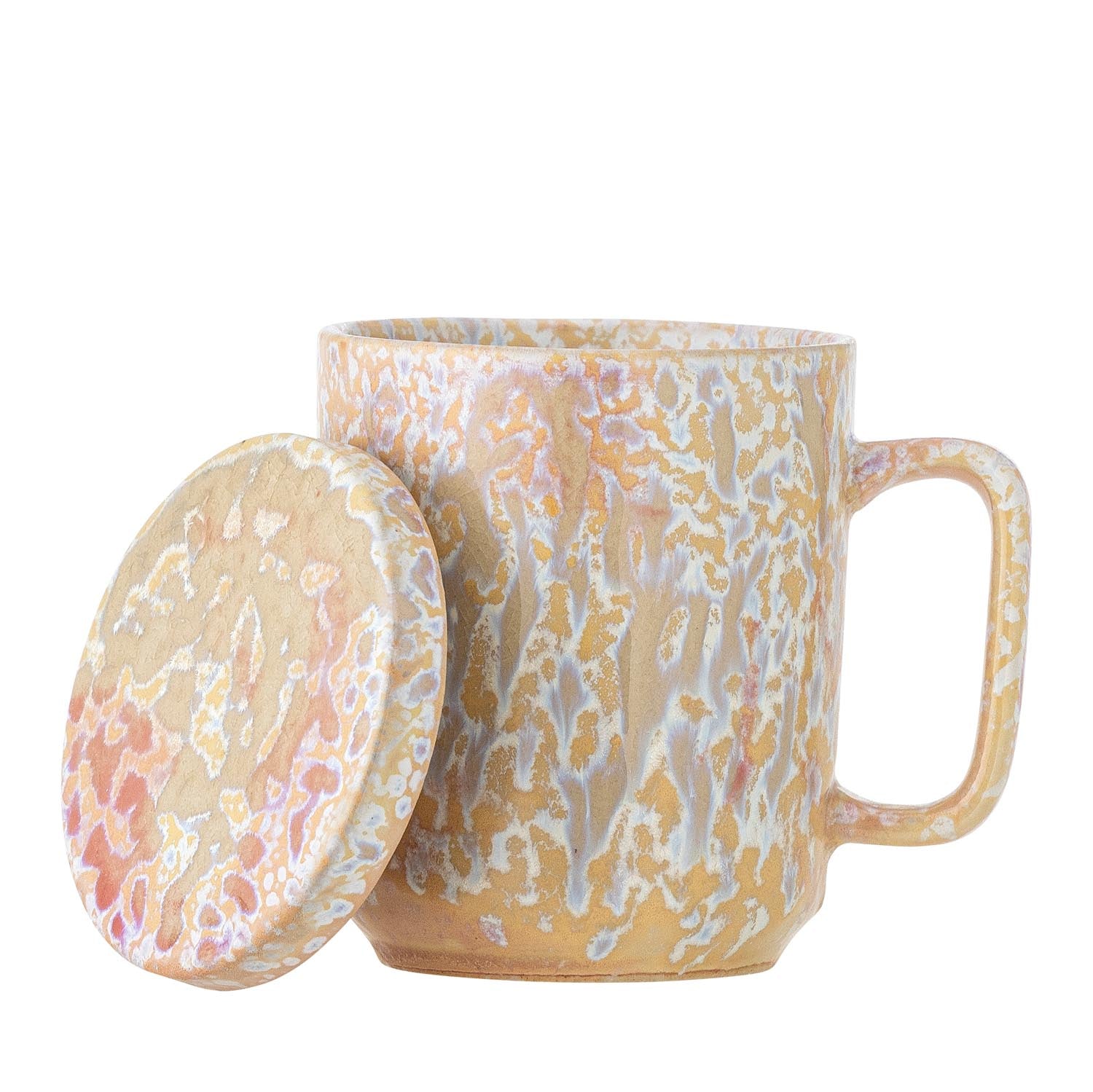 Der Yuma Becher aus Steingut in Naturfarbe mit Deckel und Teesieb kombiniert praktisches Design mit ästhetischer Eleganz für Teeliebhaber.