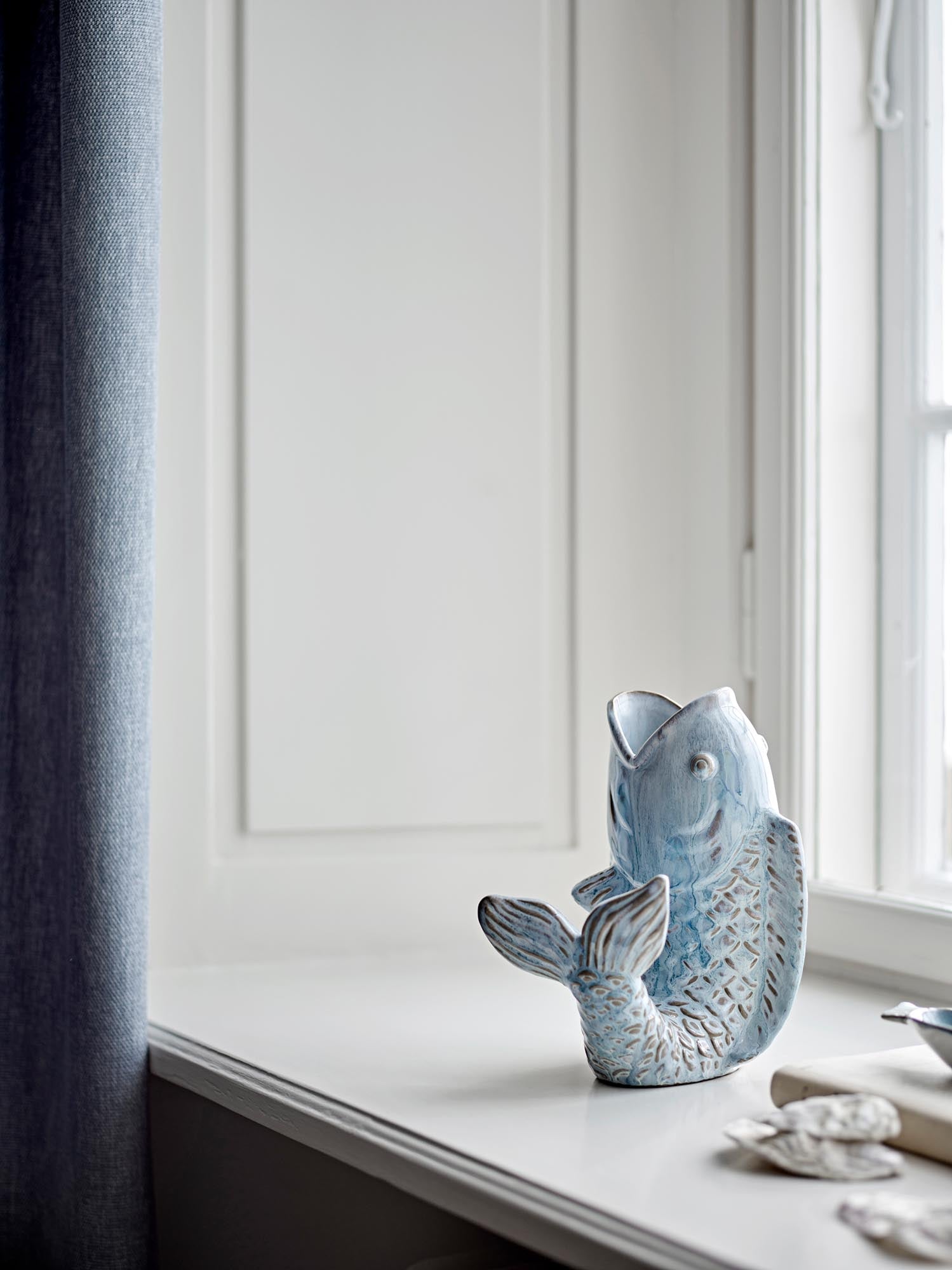Hiro Vase, Blau, Steingut in Blau präsentiert im Onlineshop von KAQTU Design AG. Vase ist von Creative Collection