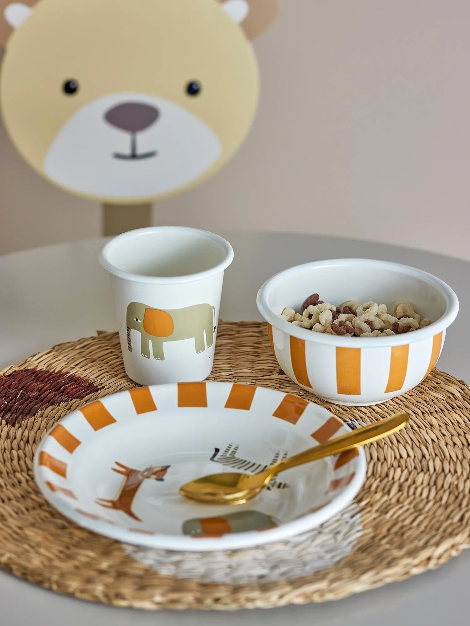 Das Jesse Geschirr-Set in Orange von Bloomingville Mini: robustes Eisen, verspieltes Design, ideal für Kinder.