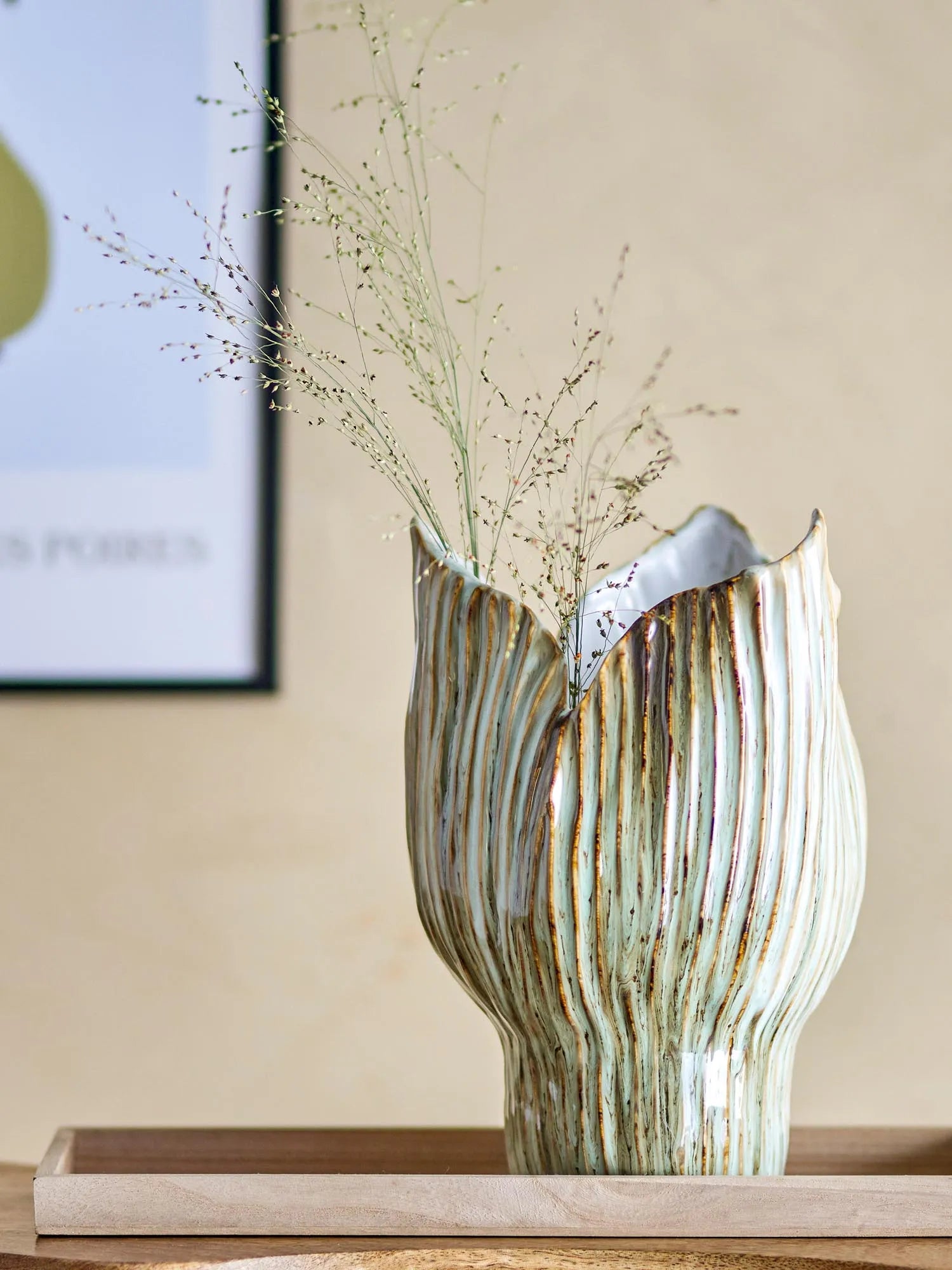 Die Mahira Vase von Bloomingville: Handgefertigtes Steingut in Grün, inspiriert von der Natur, für zeitlose Eleganz.