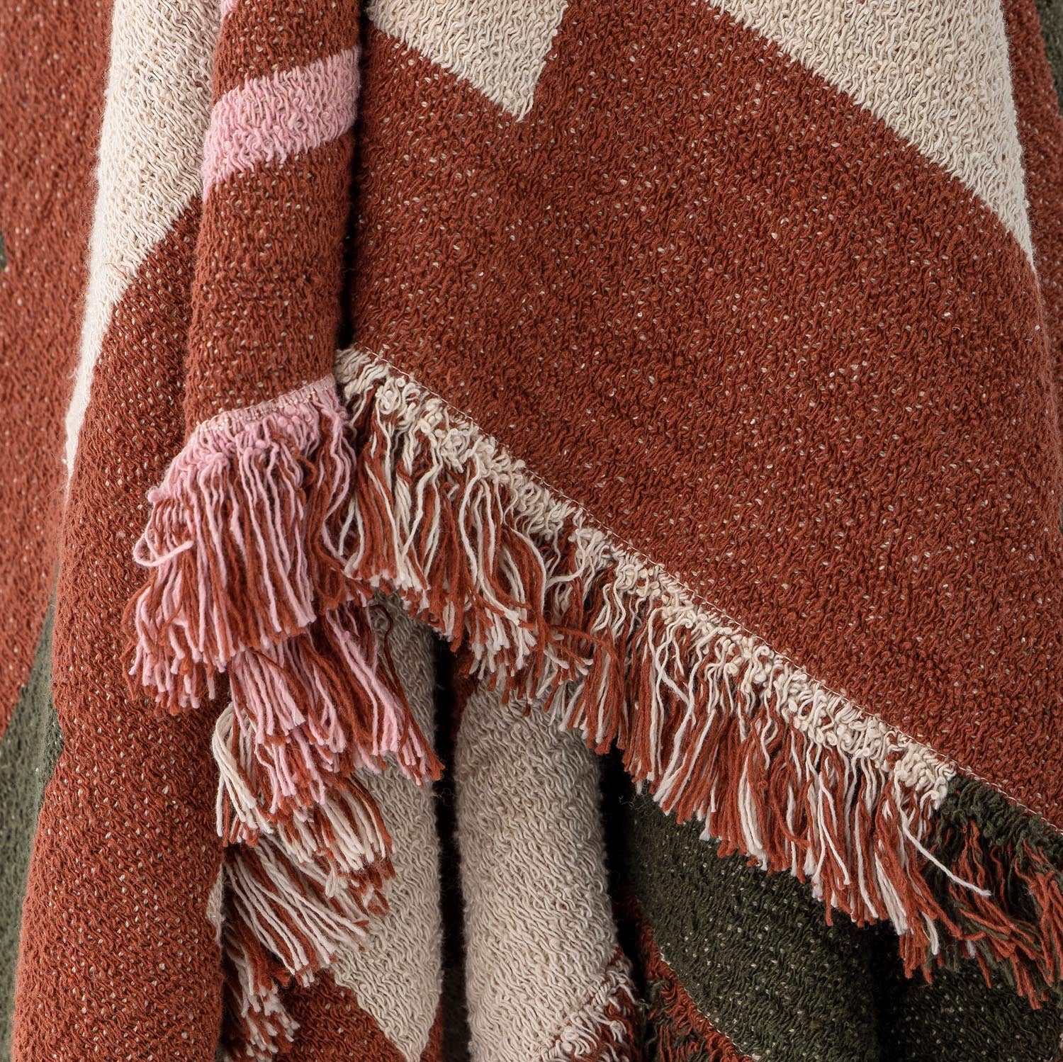 Die braune York Decke von Creative Collection aus recycelter Baumwolle vereint umweltfreundliches Design mit gemütlichem Komfort.