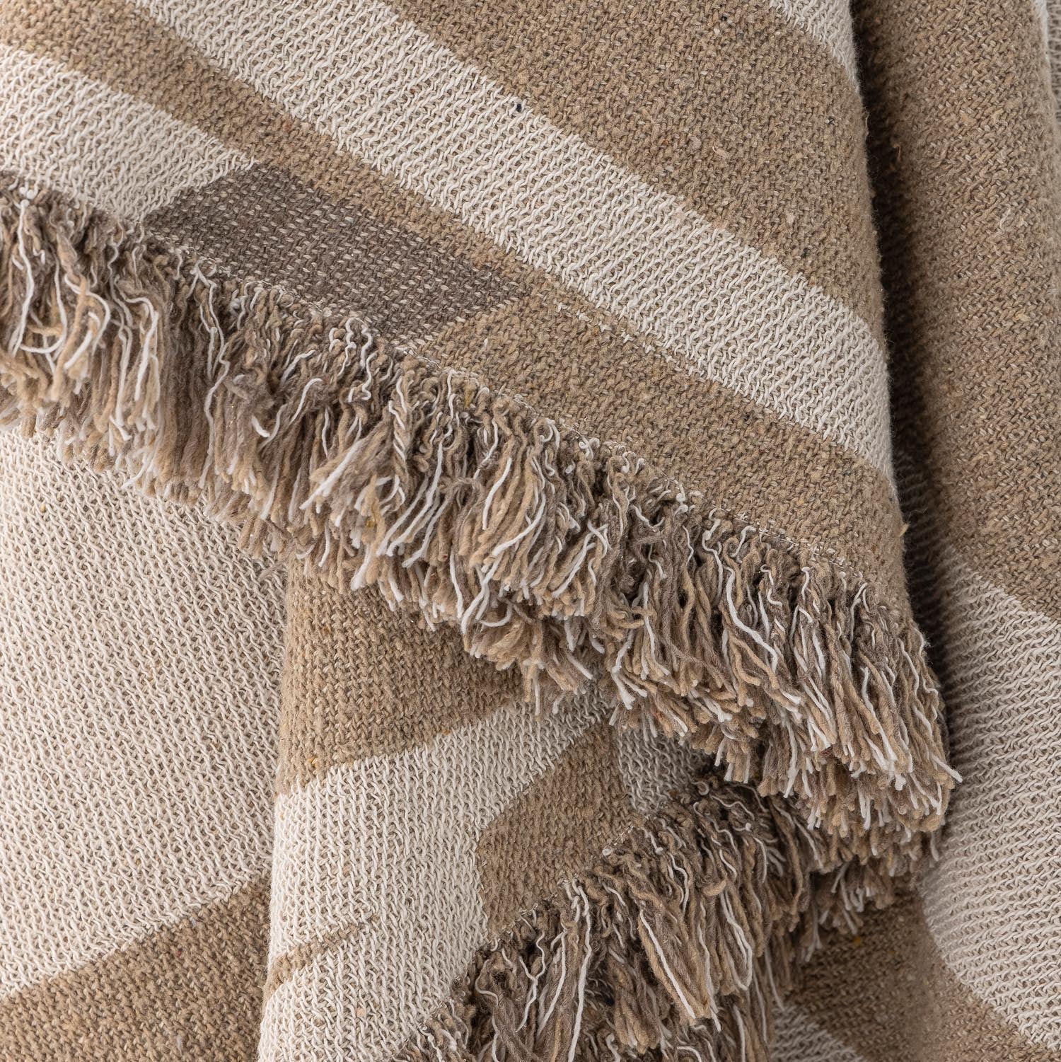 Die Orinoco Decke von Bloomingville aus recycelter Baumwolle in Naturtönen bietet nachhaltigen Komfort und stilvolles Design.
