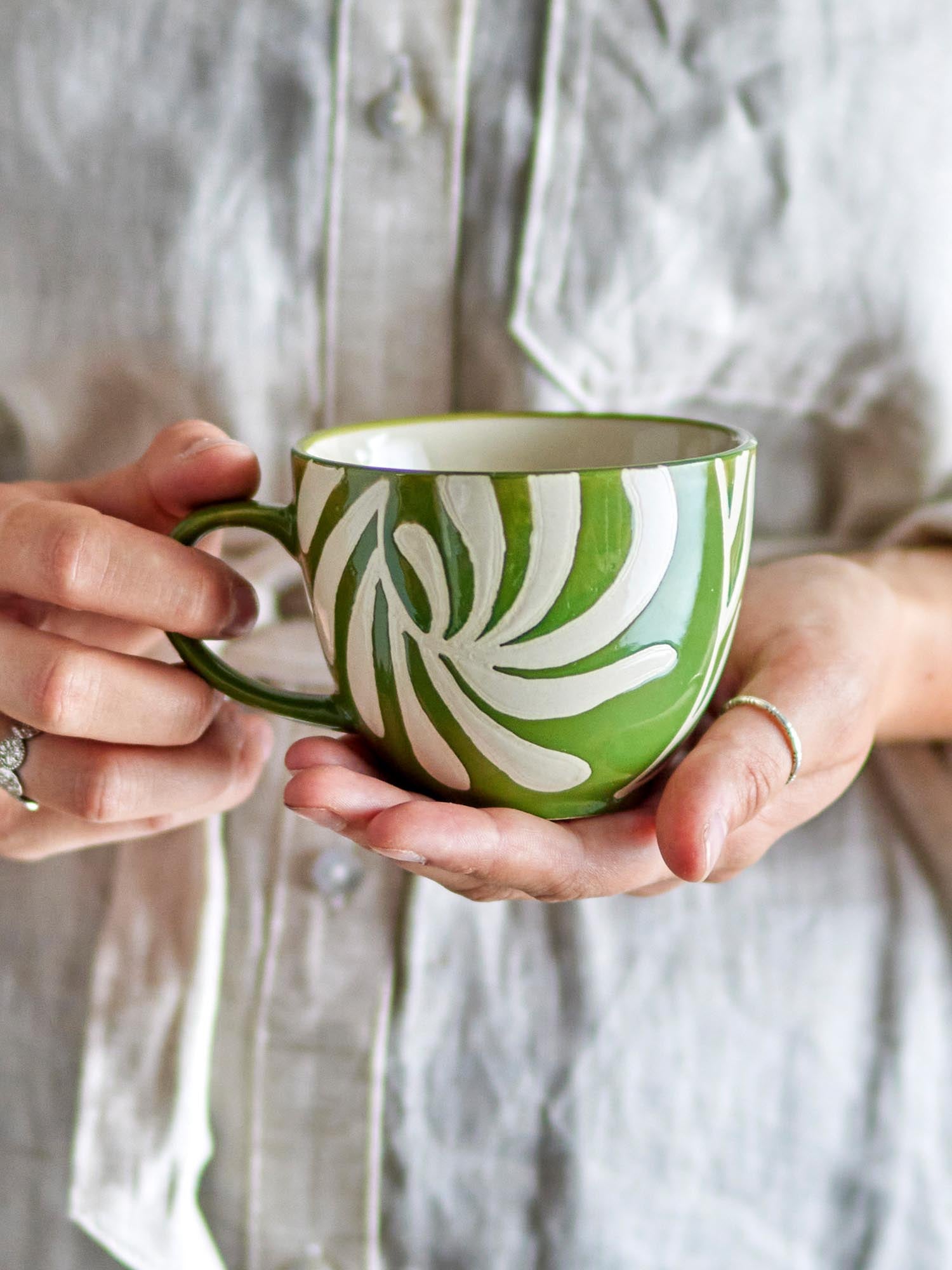 Die Heikki Tasse von Bloomingville aus grünem Steingut besticht durch ihr stilvolles Design und ihre hochwertige Verarbeitung.