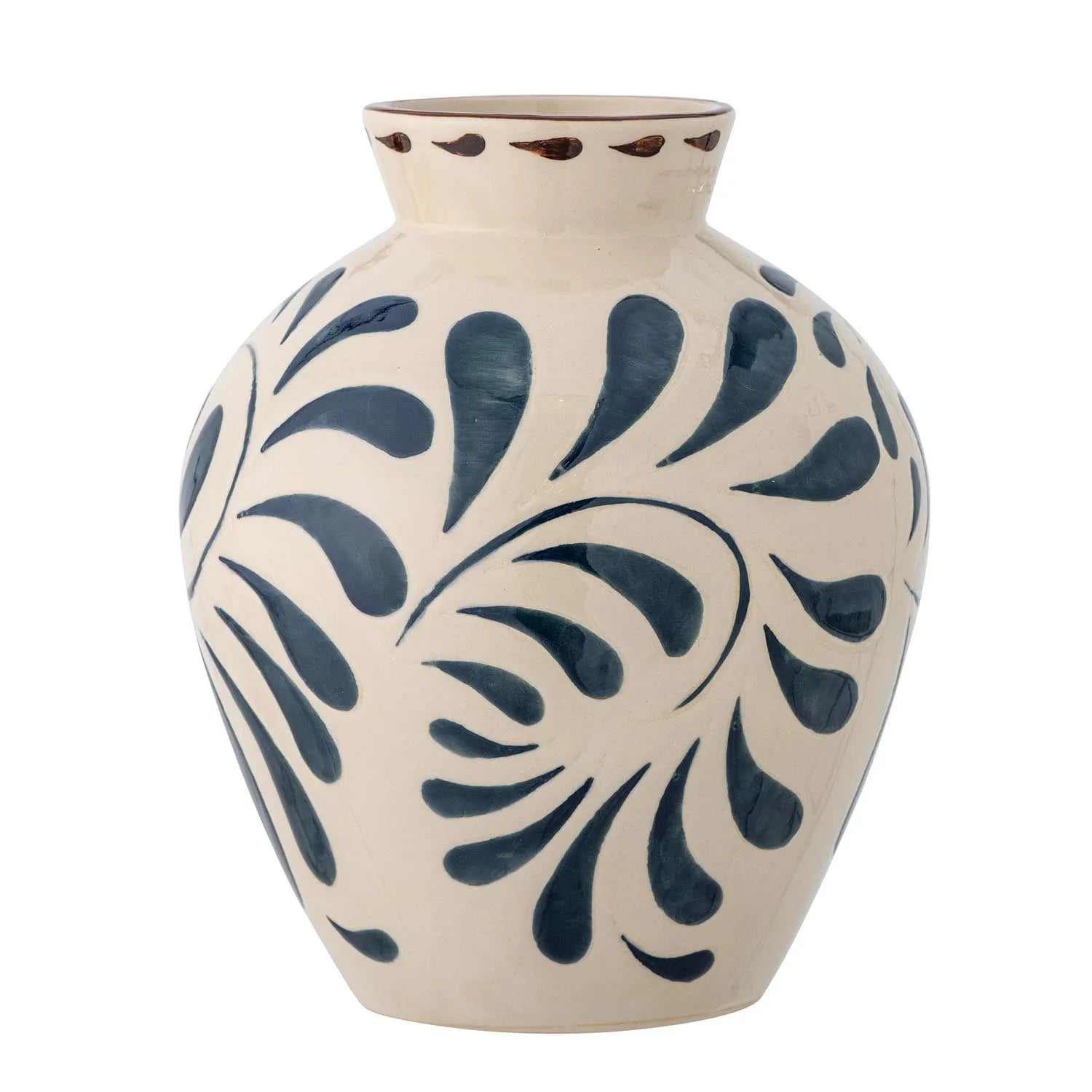 Die Heikki Vase von Bloomingville: Handgefertigtes Steingut mit einzigartigem blauem Muster, ideal für stilvolle Blumenarrangements.