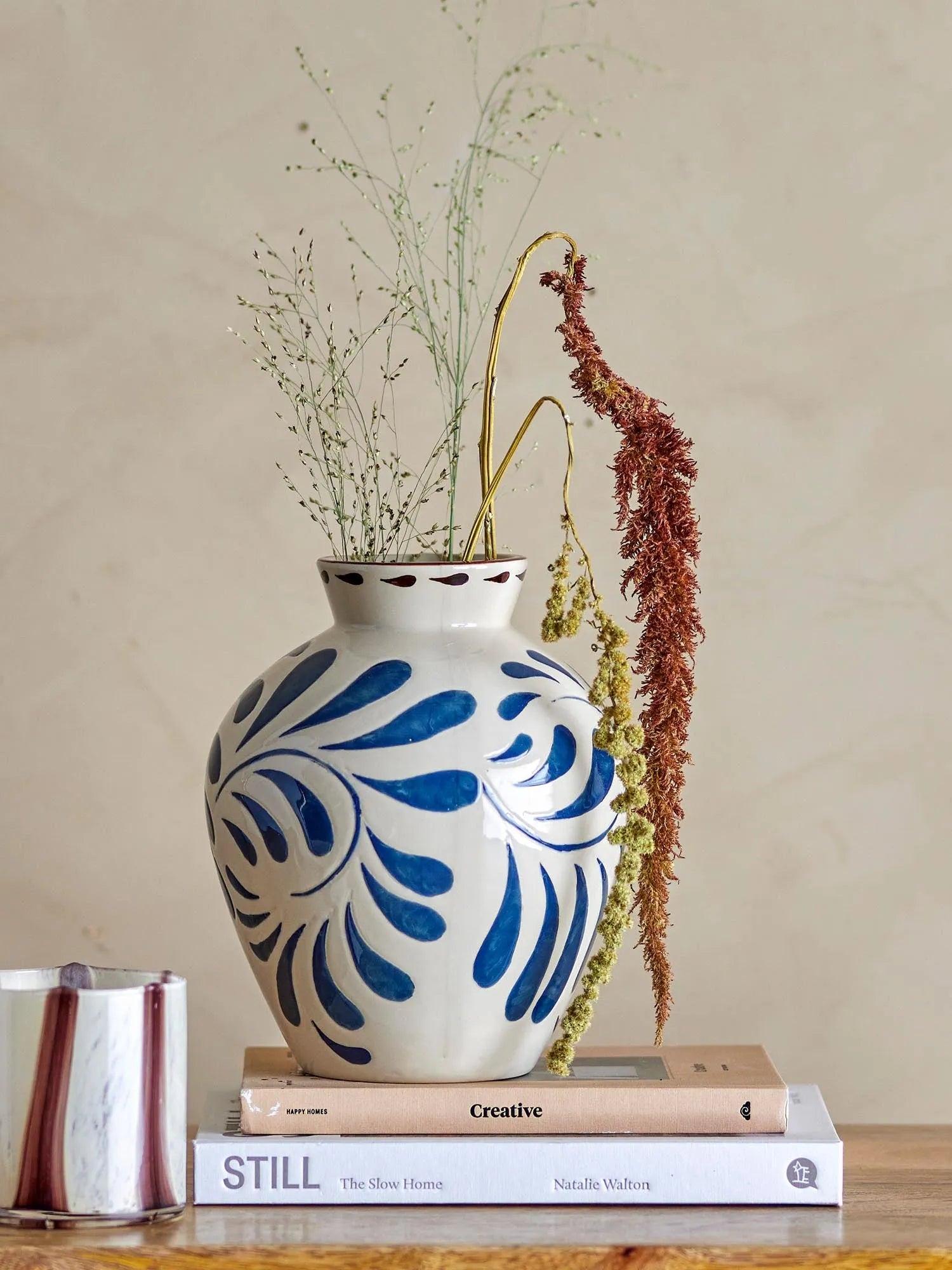 Die Heikki Vase von Bloomingville: Ein handgefertigtes Steingut-Kunstwerk in Blau, das Eleganz und Individualität ausstrahlt.